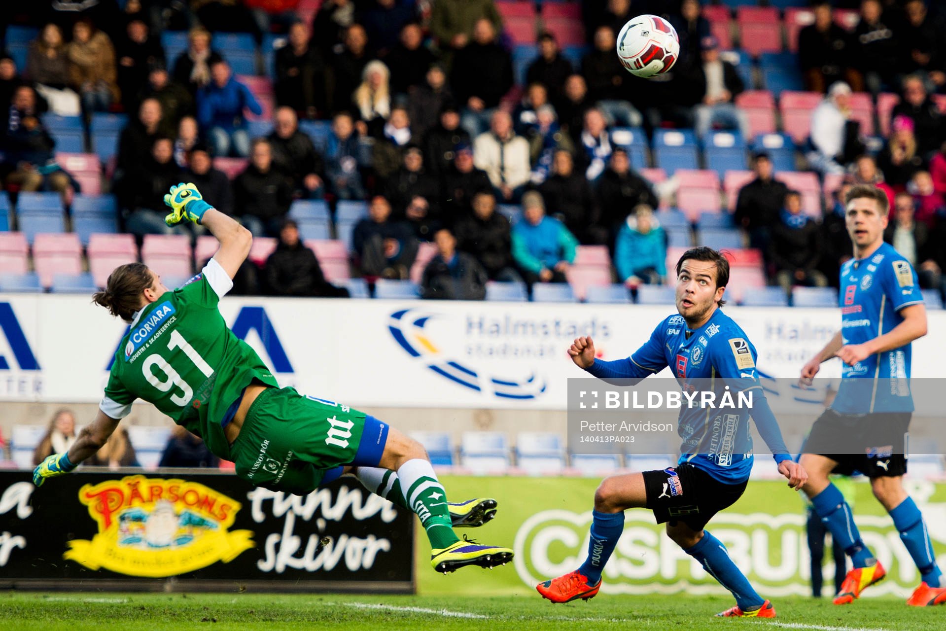 Halmstads Kristinn Steindorsson oroar framför Norrköpings
