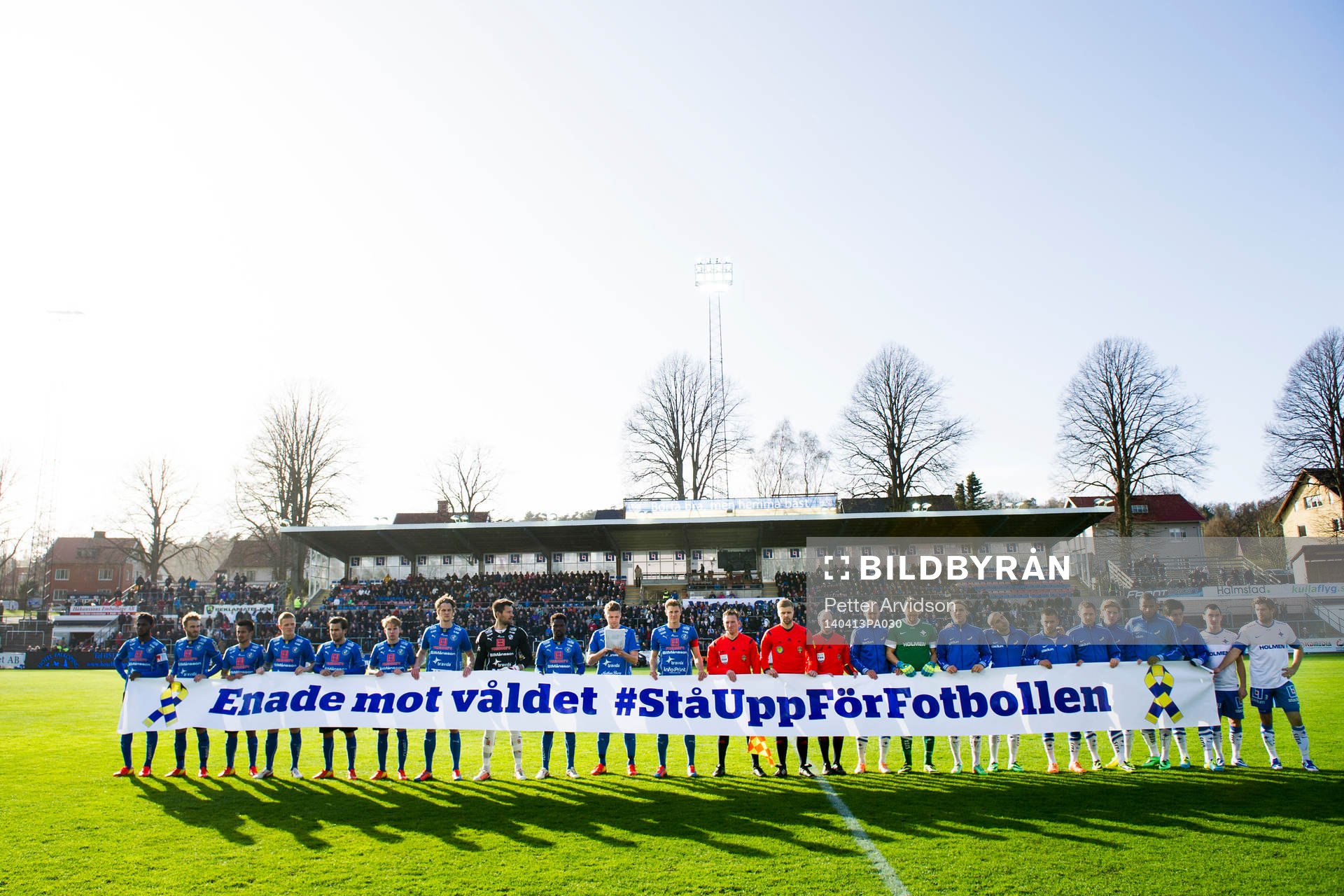 Lagen håller upp en banderoll