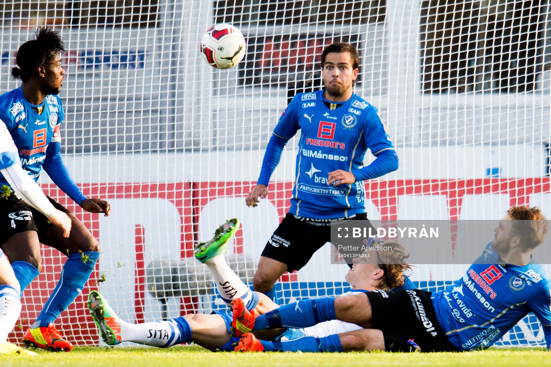 Norrköpings Christoffer Nyman oroar framför Halmstads