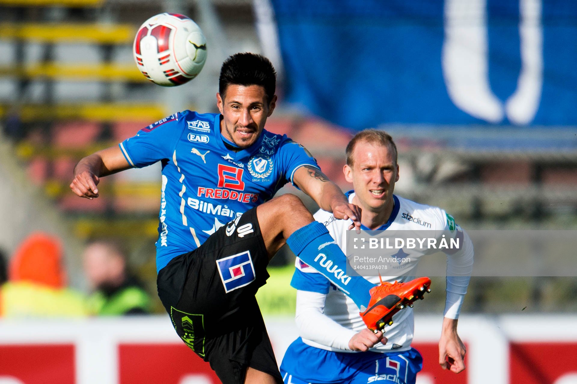 Halmstads Antonio Rojas i bakgrunden springen Norrköpings