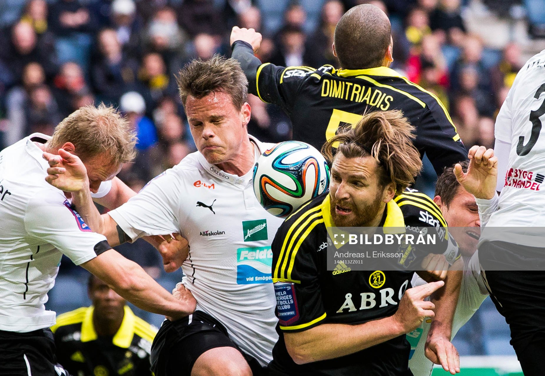 Örebros Patrik Haginge och Erik Moberg i en nickduell med