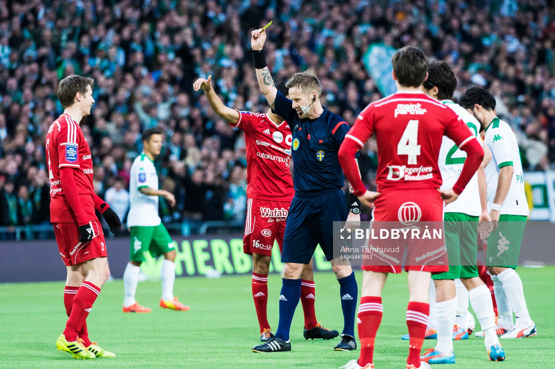 Degerfors Patrik Anttonen blir varnad av domare Lars Olsson