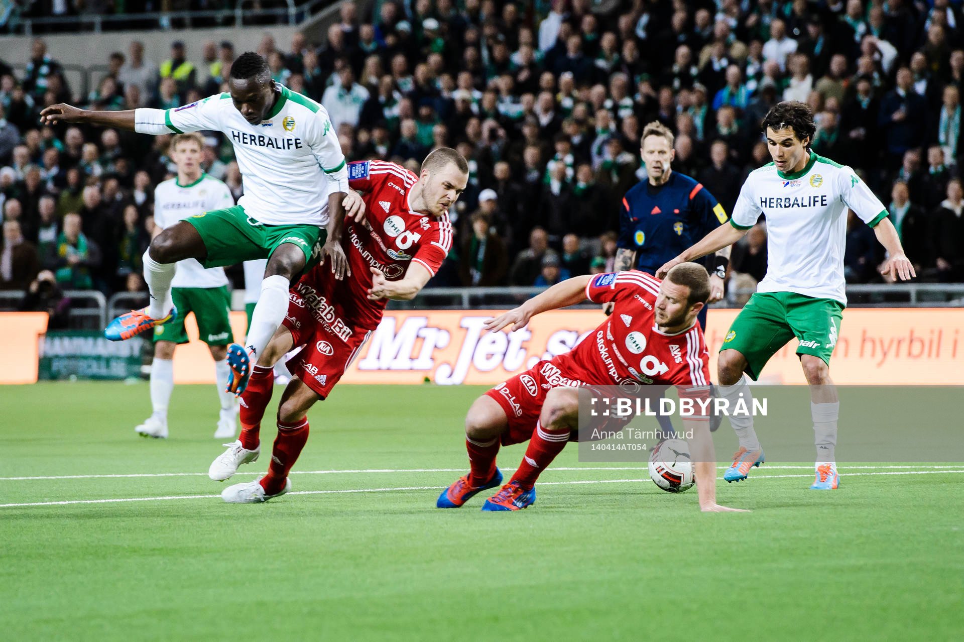 En närkamp framför mål med Hammarbys Amadaiya Rennie,