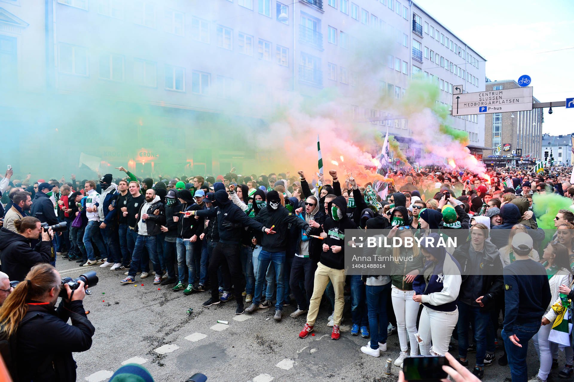 Bajen Fans anordnade en spontan promenad mellan