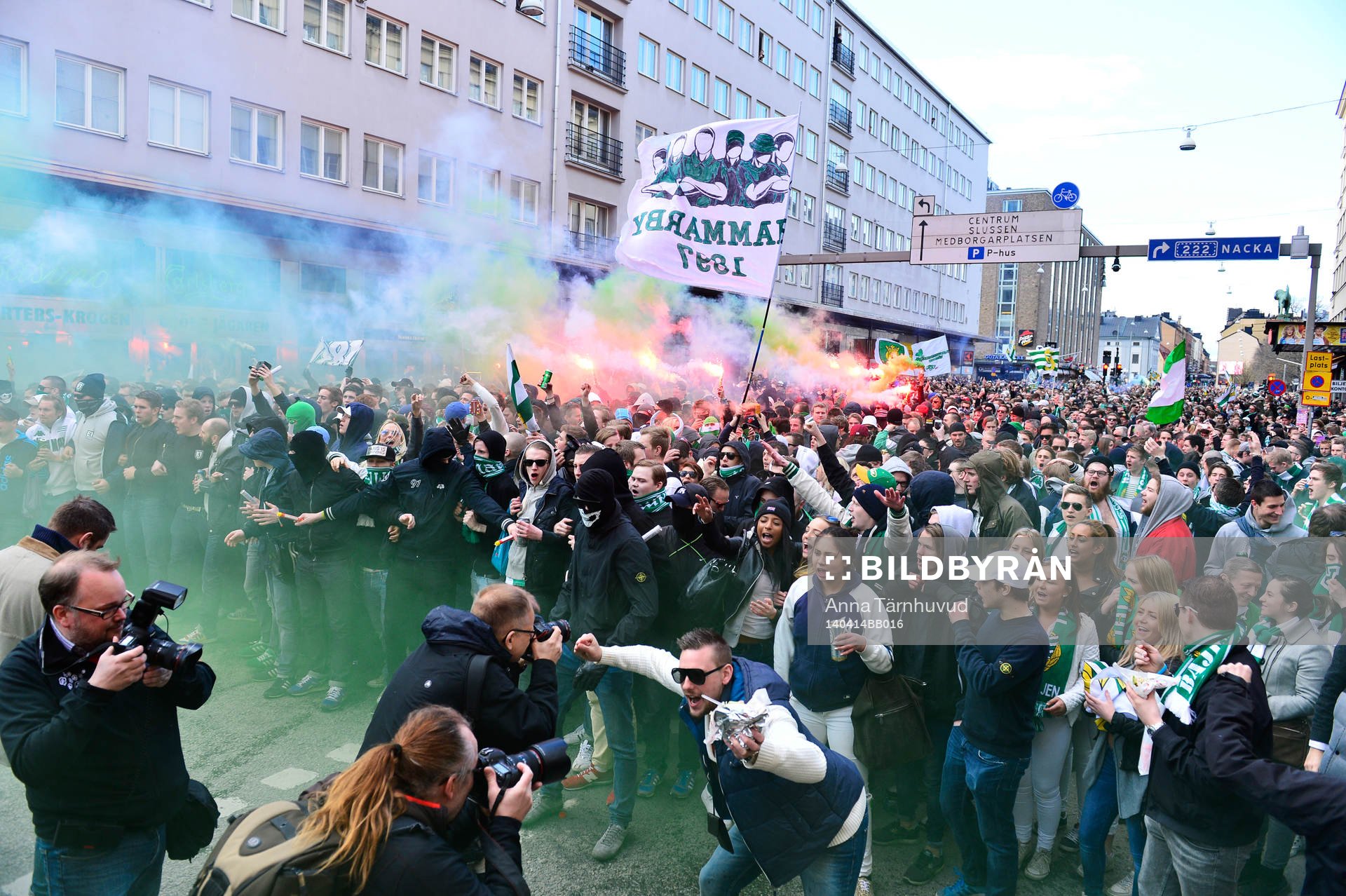 Bajen Fans anordnade en spontan promenad mellan