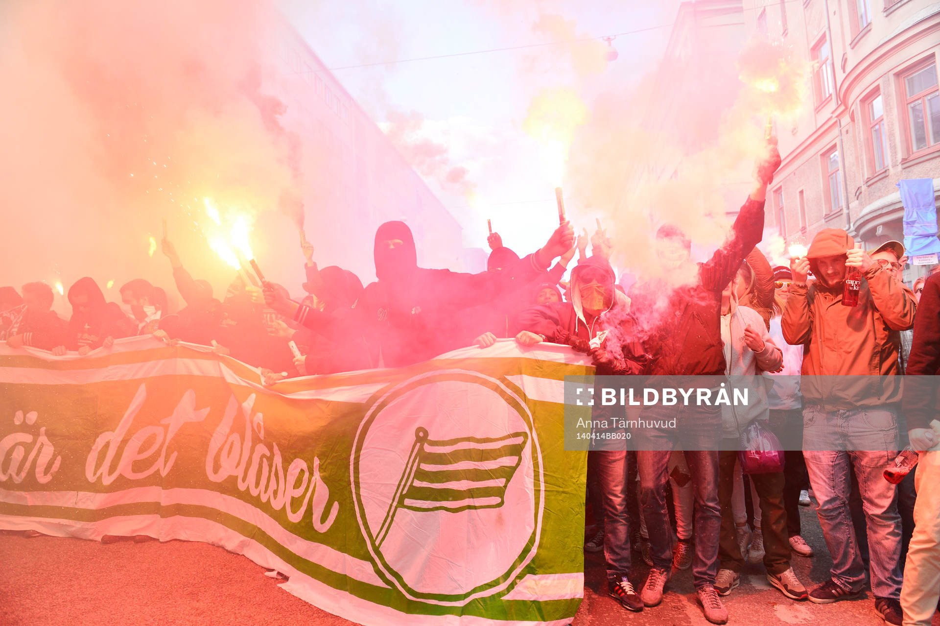 Bajen Fans anordnade en spontan promenad mellan