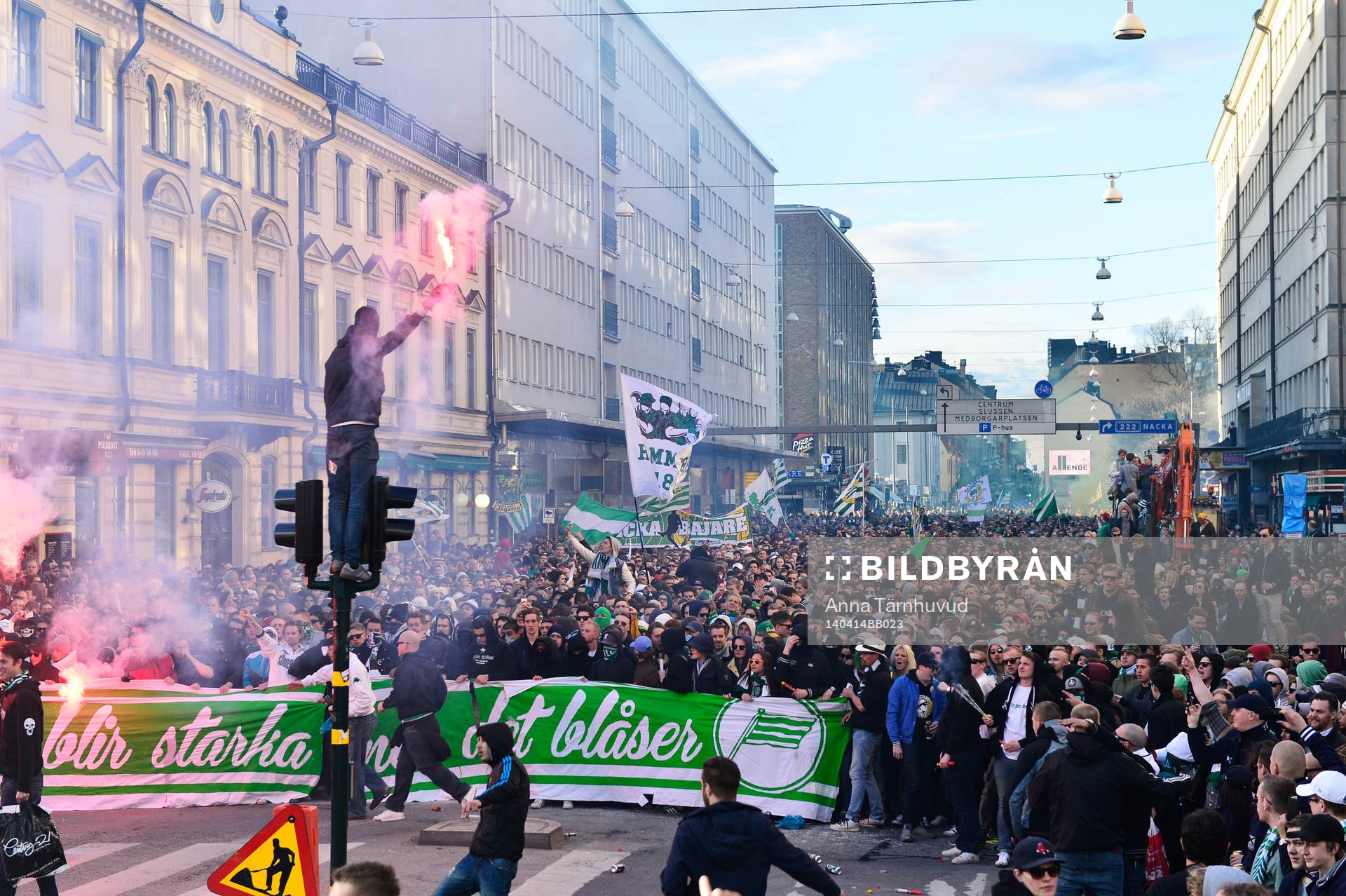 Bajen Fans anordnade en spontan promenad mellan