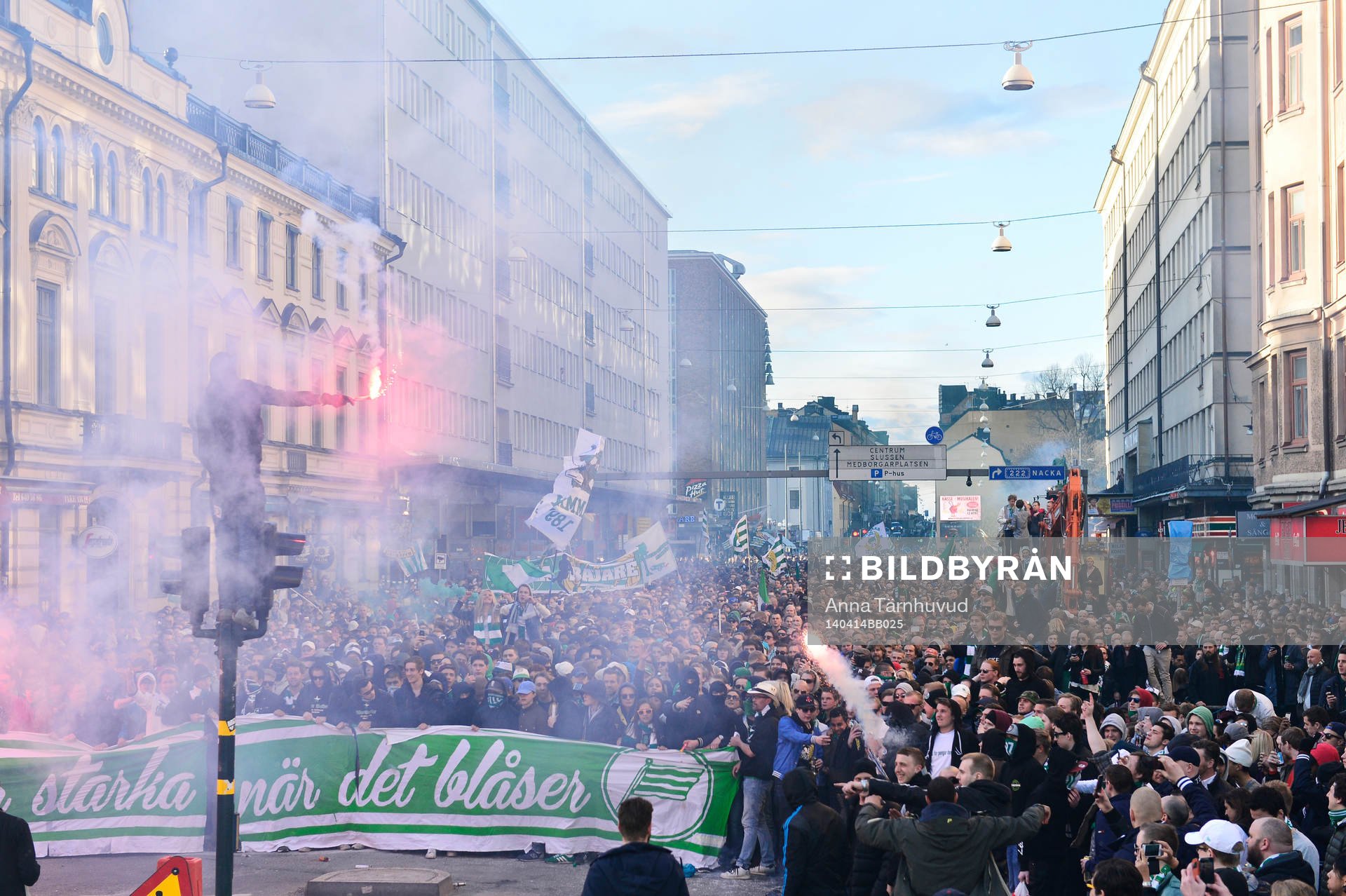 Bajen Fans anordnade en spontan promenad mellan