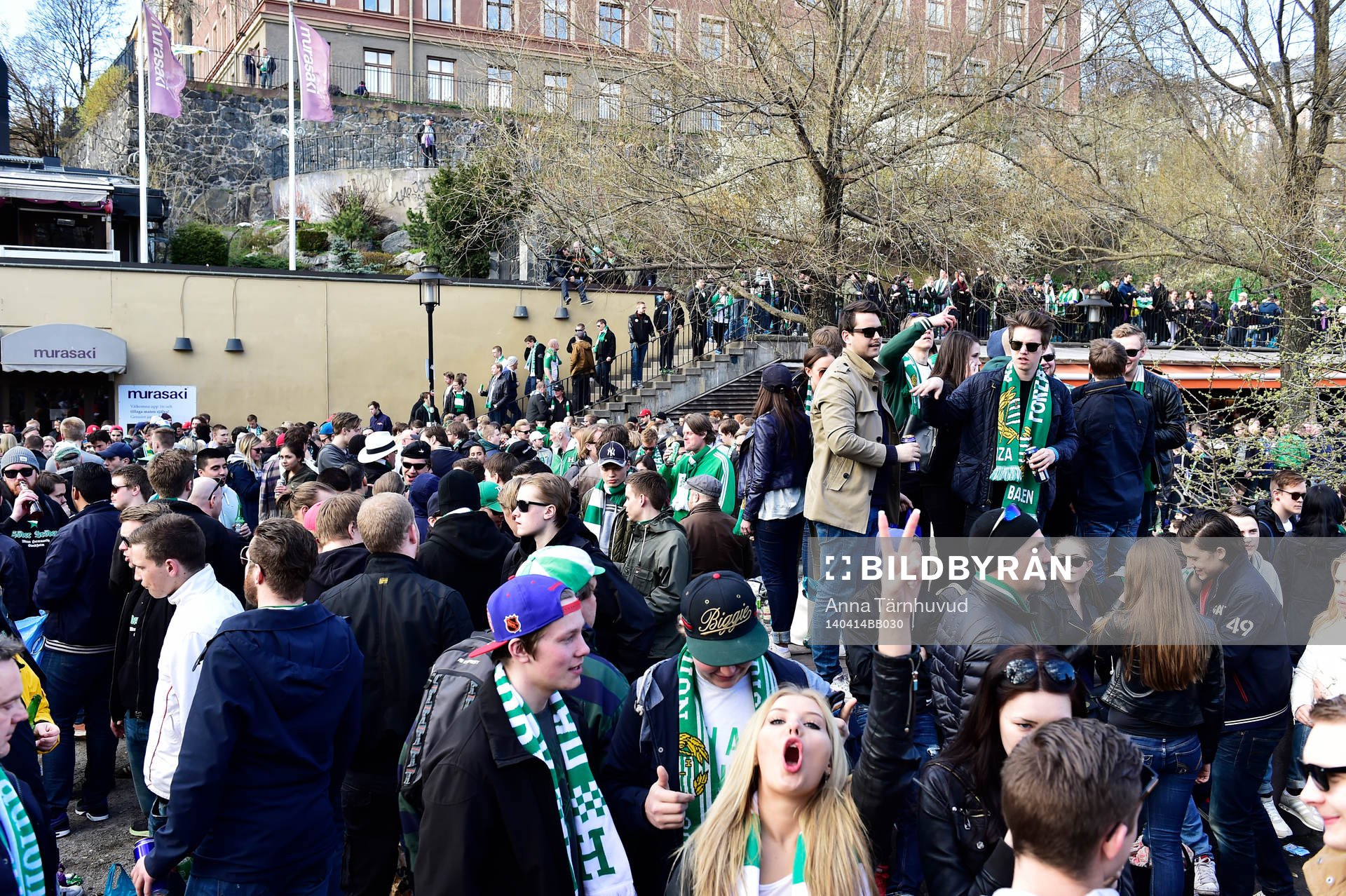 Bajen Fans anordnade en spontan promenad mellan
