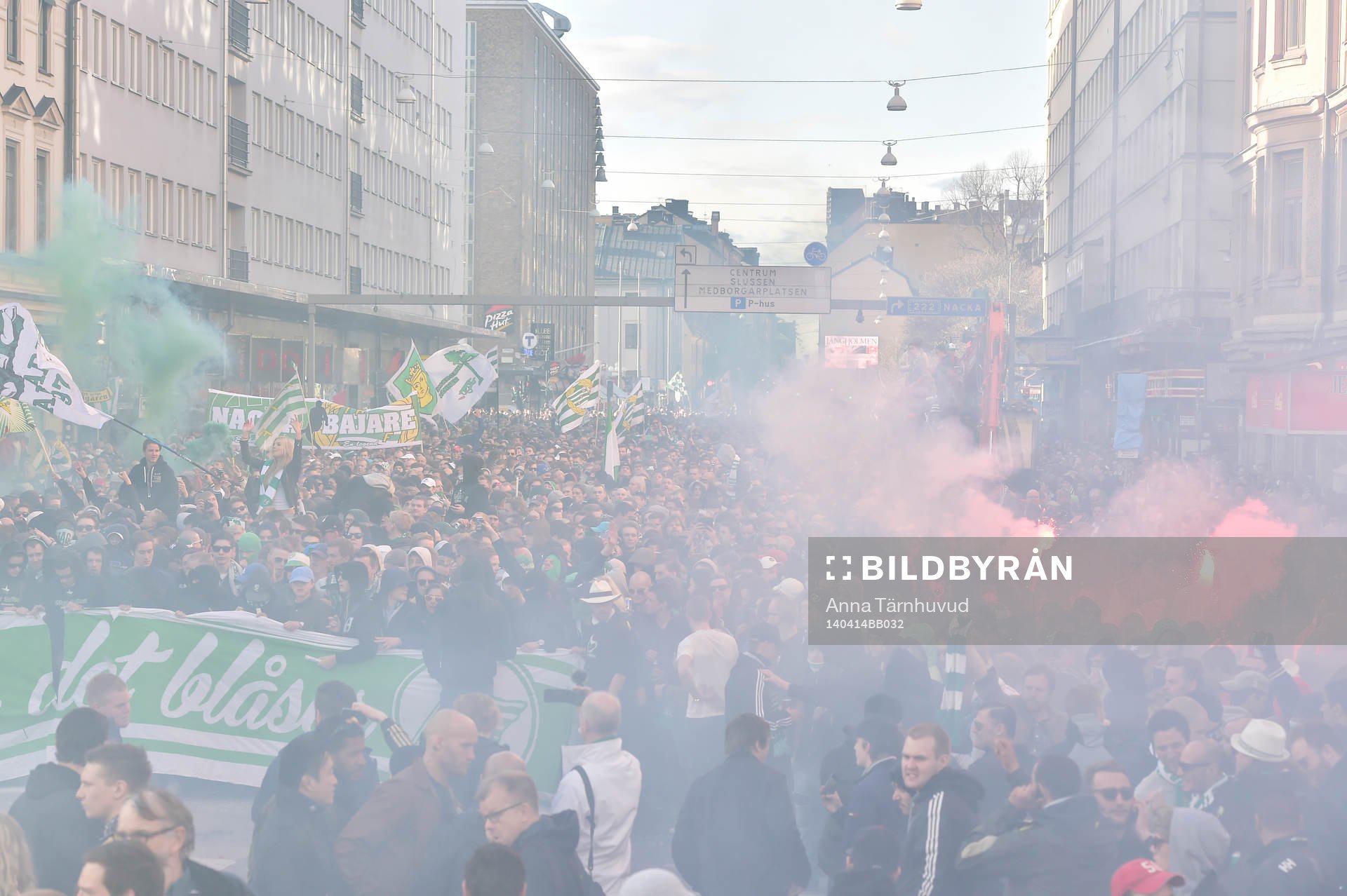 Bajen Fans anordnade en spontan promenad mellan