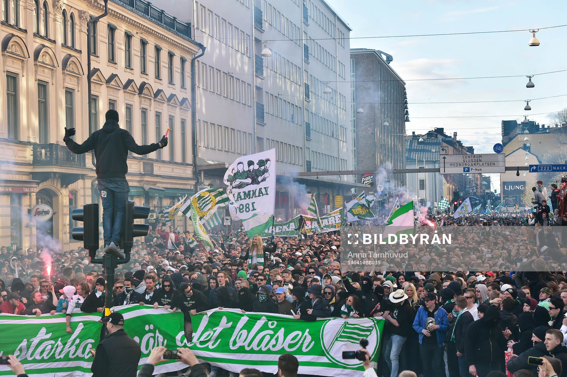 Bajen Fans anordnade en spontan promenad mellan