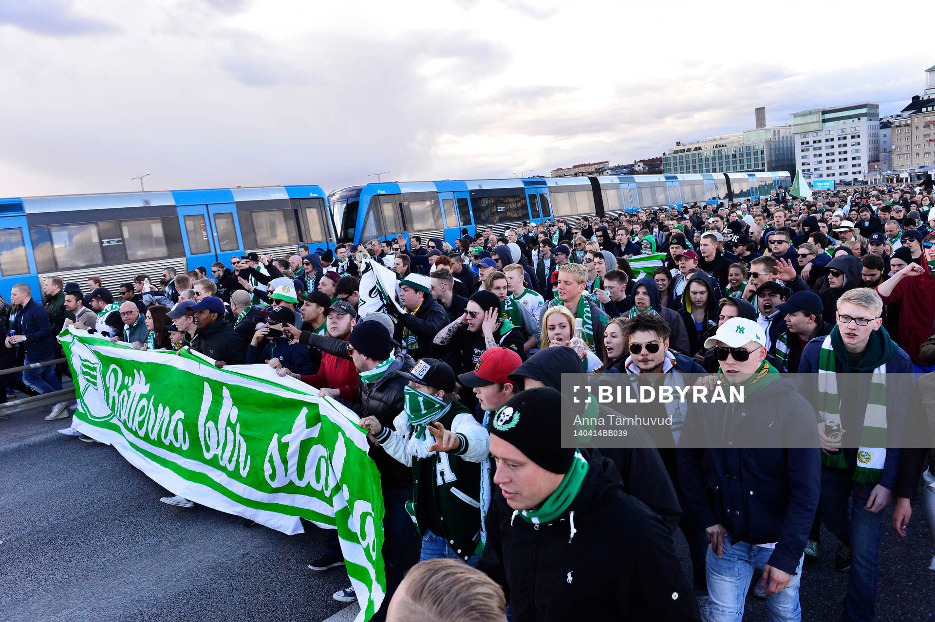 Bajen Fans anordnade en spontan promenad mellan