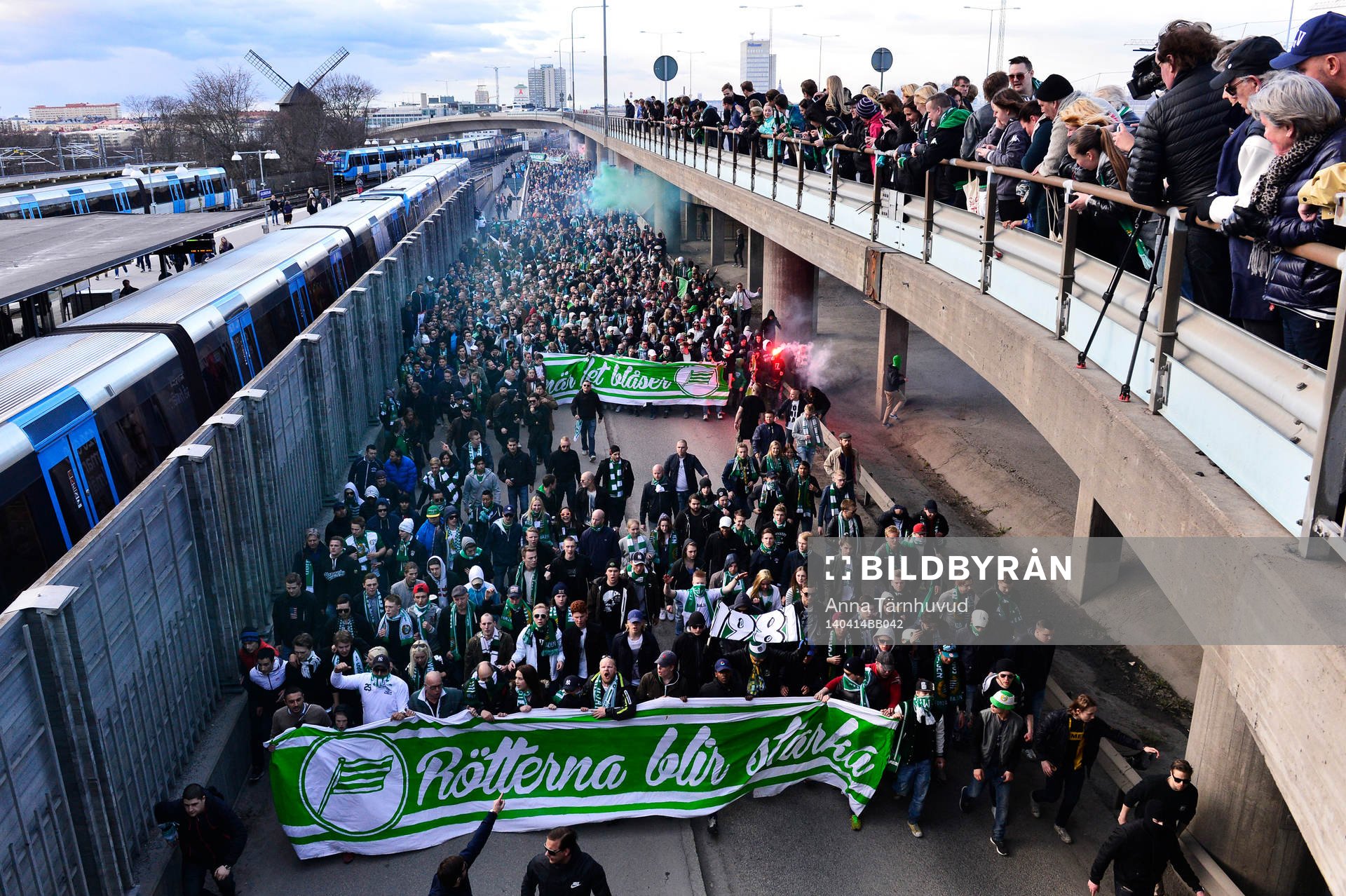 Bajen Fans anordnade en spontan promenad mellan