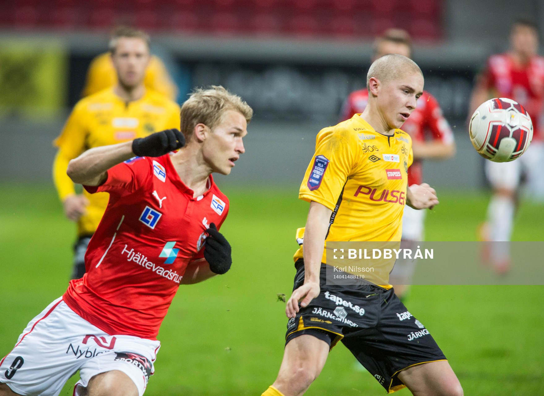 Kalmars Sebastian Andersson och Elfsborgs Sebastian Holmén under fotbollsmatchen i i Allsvenskan mellan Kalmar och Elfsborg den 14 April 2014 i Kalmar.