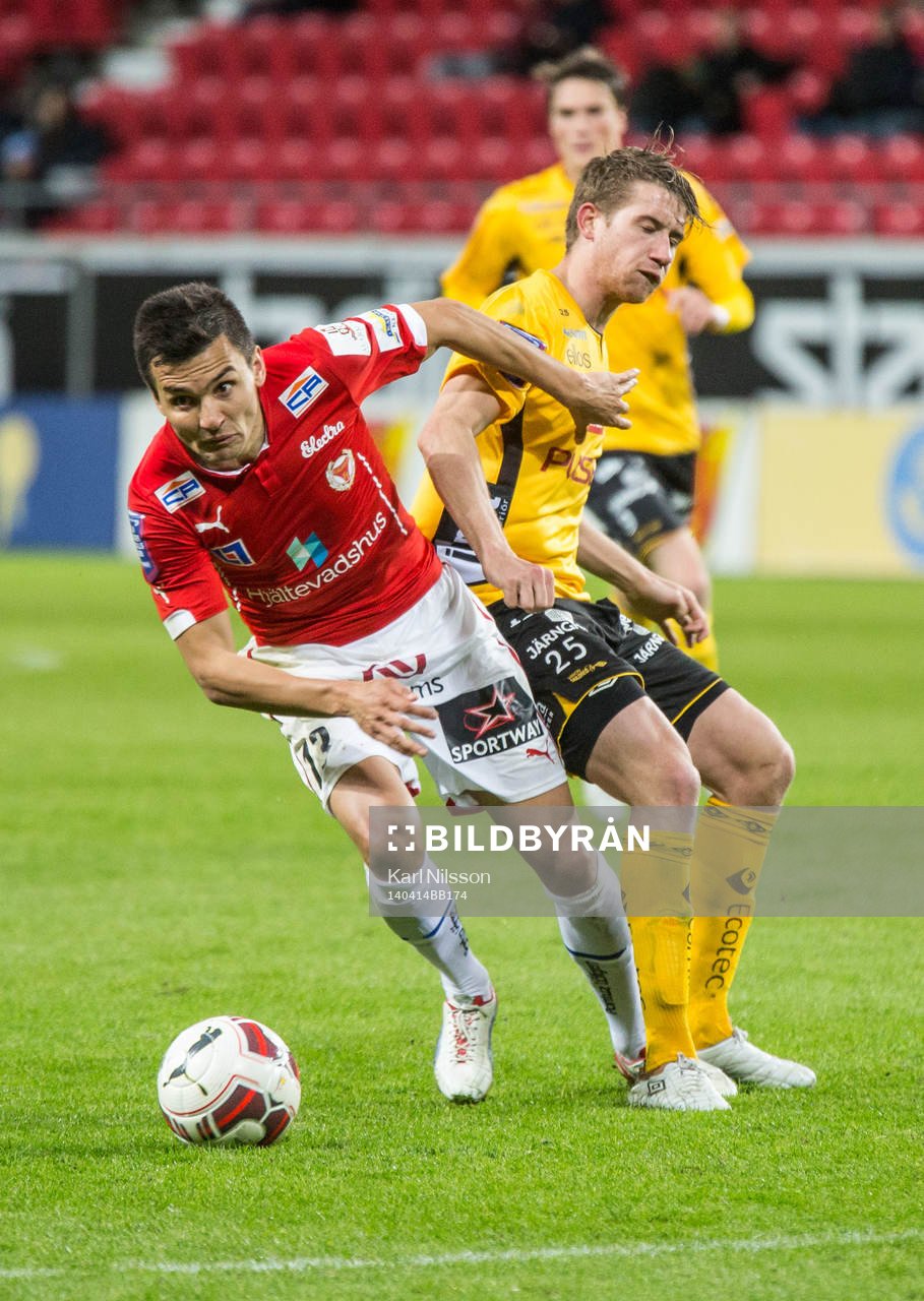 Kalmars Emin Nouri och Elfsborgs Marcus Rohdén under fotbollsmatchen i  i Allsvenskan mellan Kalmar och Elfsborg den 14 April 2014 i Kalmar.