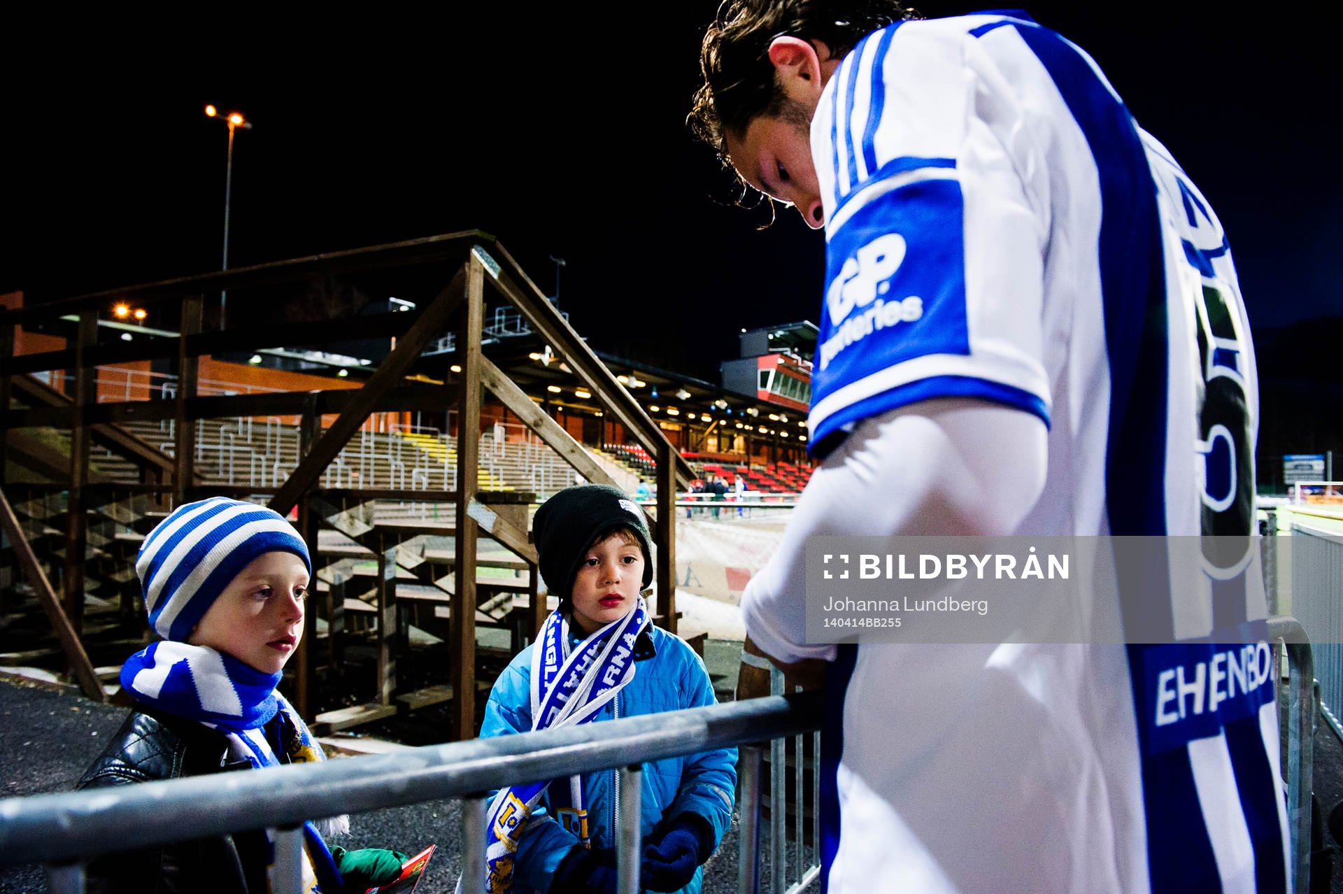 Några unga IFK Göteborgs supportrar får autografer av