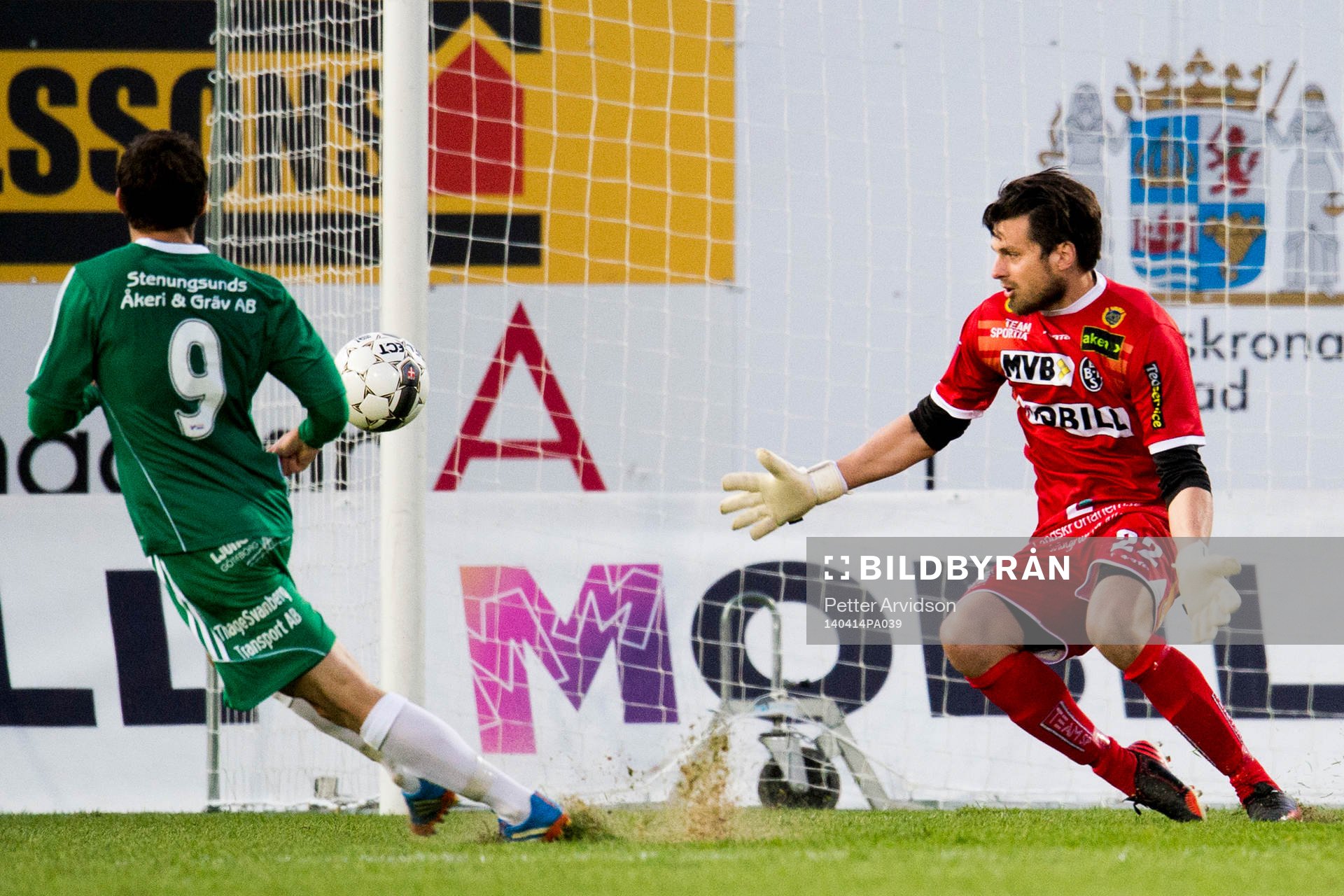Ljungskiles Hannes Stiller kommer fri mot Landskronas
