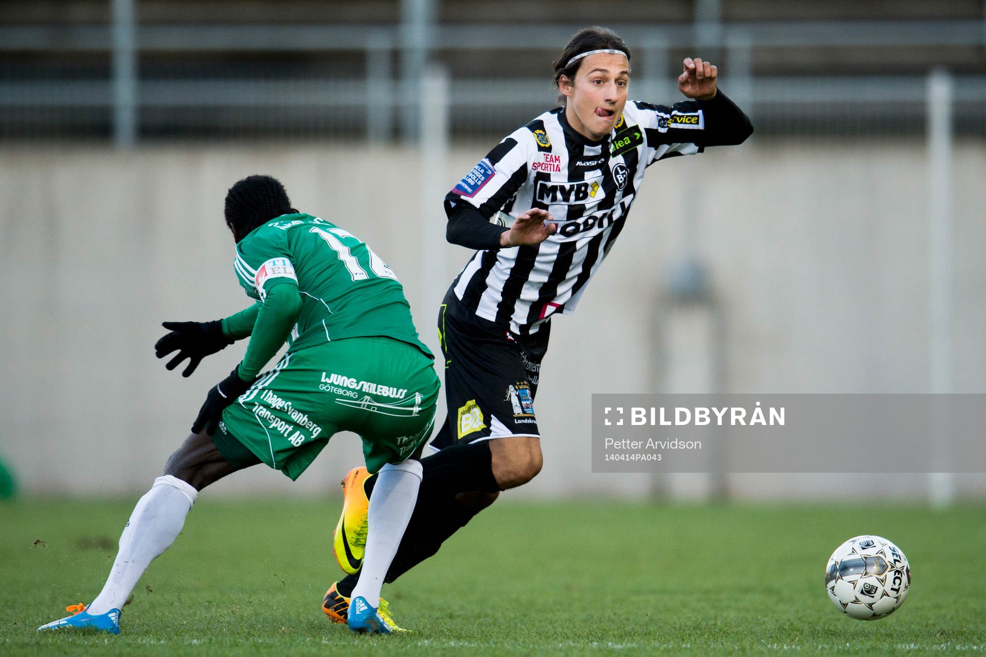 Landskronas Enis Ahmetovic tar sig förbi Ljungskiles Ken