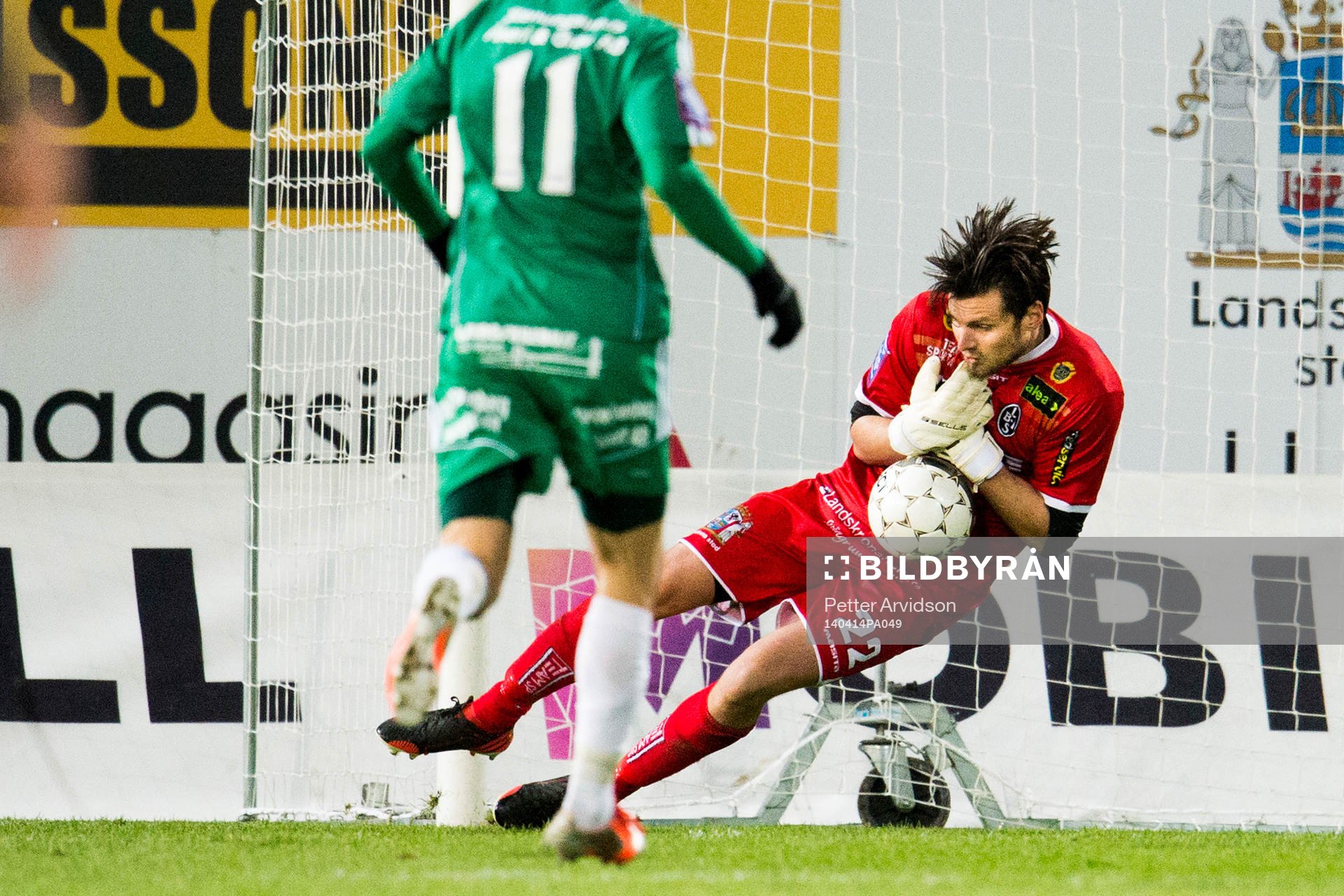 Landskronas målvakt Niklas Uddenäs har problem med att rädda ett skott under fotbollsmatchen i Superettan mellan Landskrona BOIS och Ljungskile den 14 april 2014 i Landskrona.