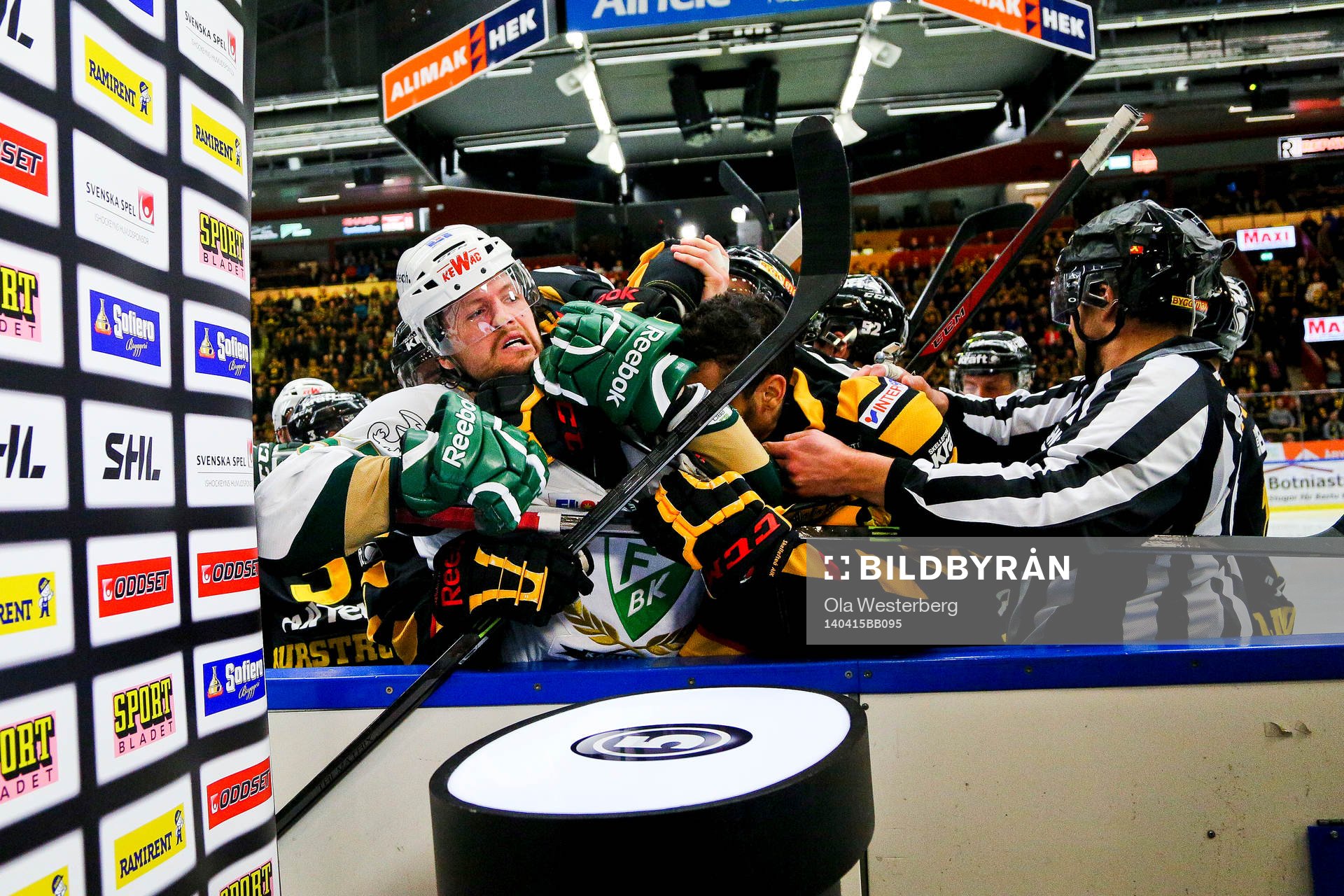 Skellefteås Pierre Eduoard Bellemare slåss mot