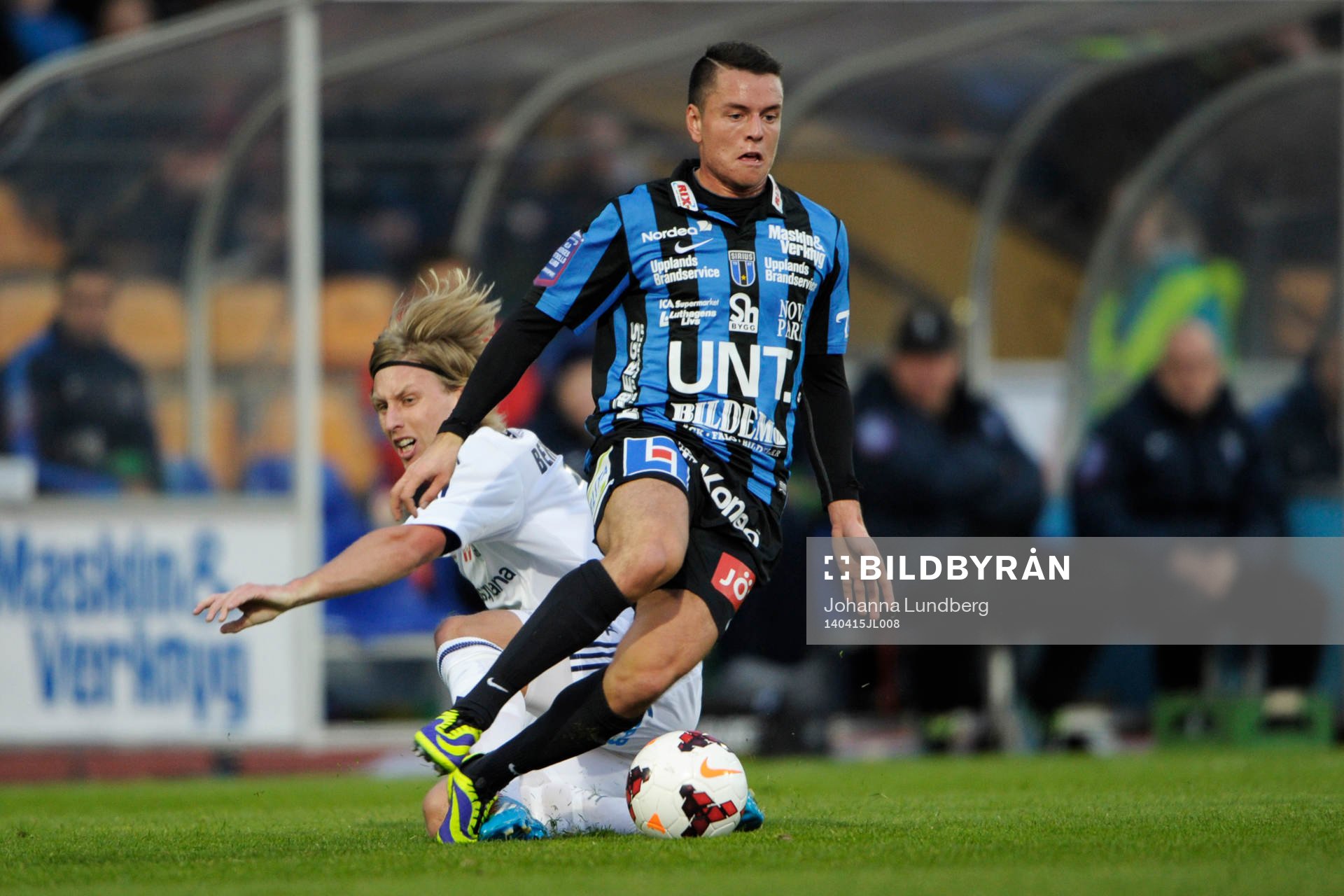 Huskvarnas Philip Bernholtz och Sirius Kerim Mrabti under fotbollsmatchen i Superettan mellan Sirius och Husqvarna den 15 april 2014 i Uppsala.