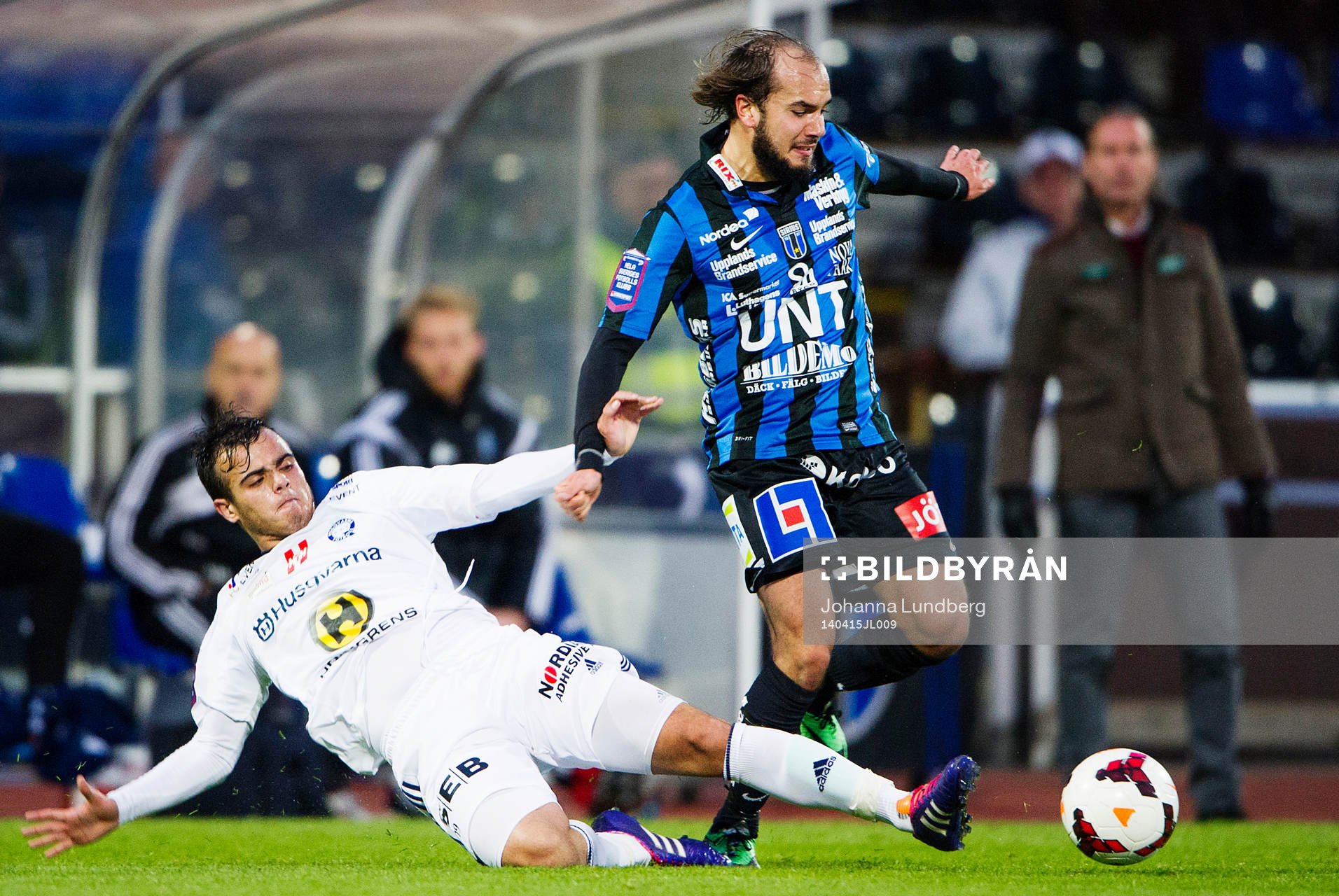 Huskvarnas Orhan Aktas i kamp mot Sirius Karl Larson