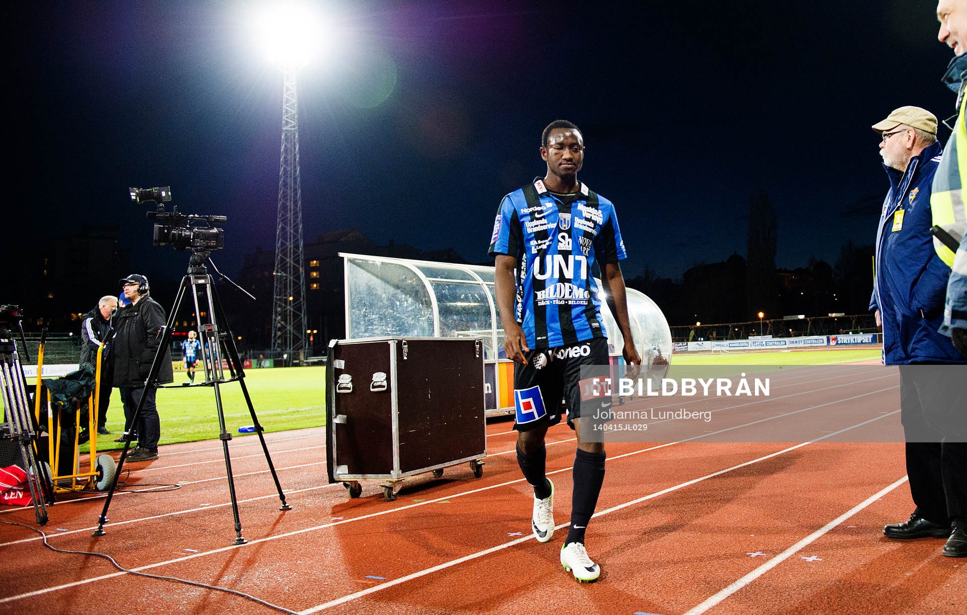 Sirius  Moses Ogbu deppar när han går av planen