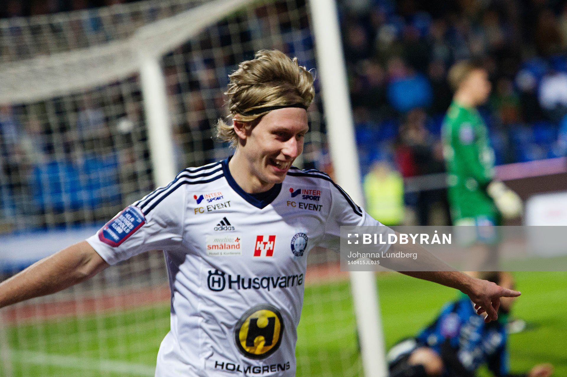 Husqvarnas Philip Bernholtz jublar efter att ha gjort mål under fotbollsmatchen i Superettan mellan Sirius och Husqvarna den 15 april 2014 i Uppsala.