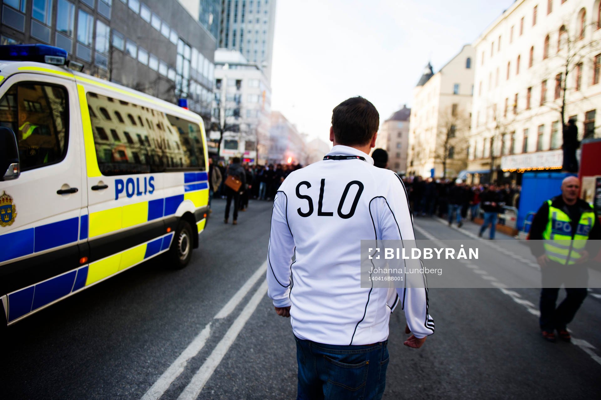 AIKs SLO övervakar en march med AIKs supportrar