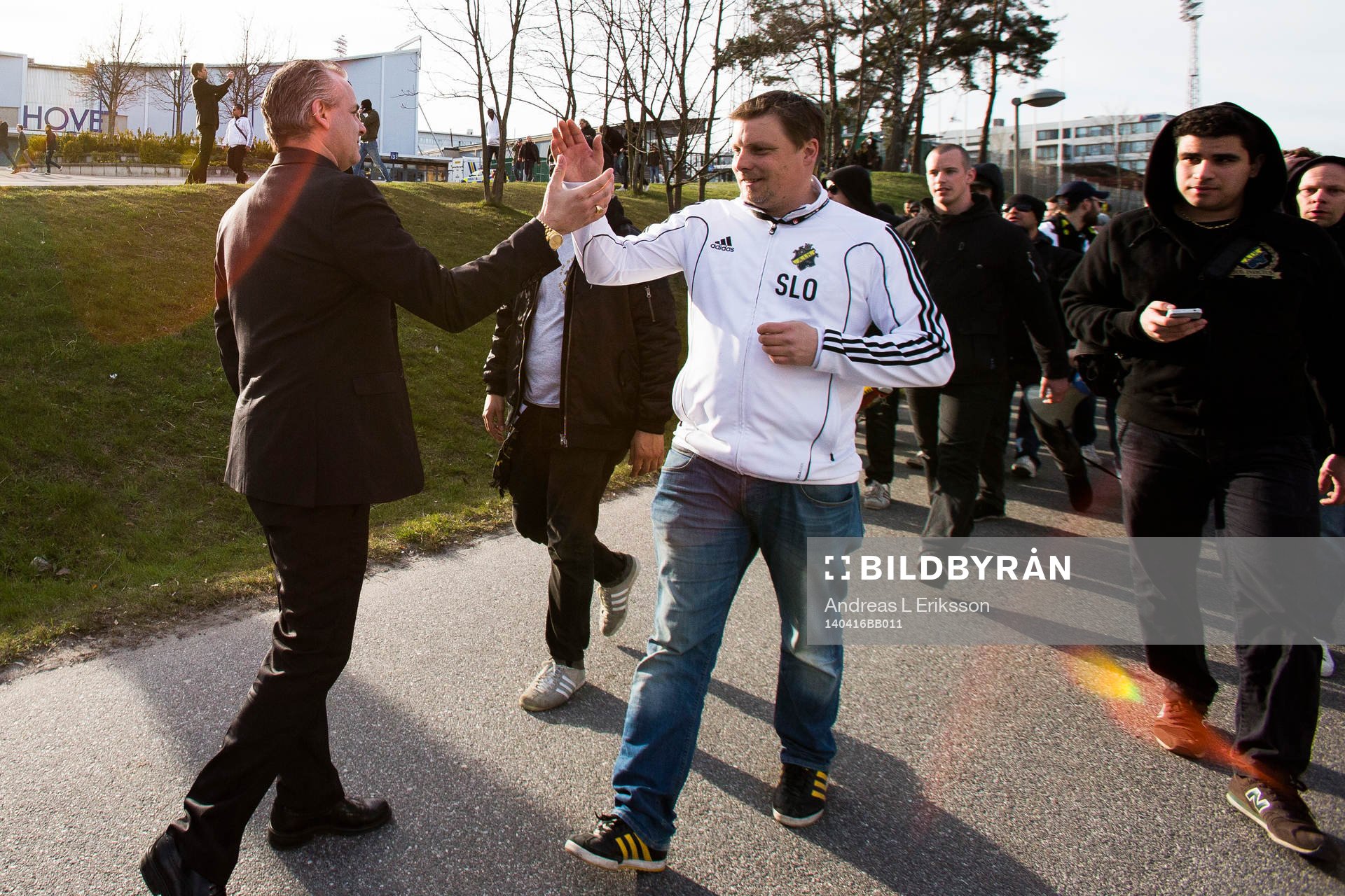 s ordförande Johan Segui möter upp supportrarna