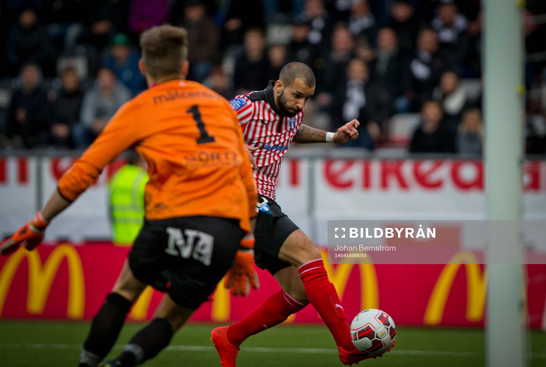 Malmö FFs Guillermo Molins gör 1-0 på Örebros målvakt