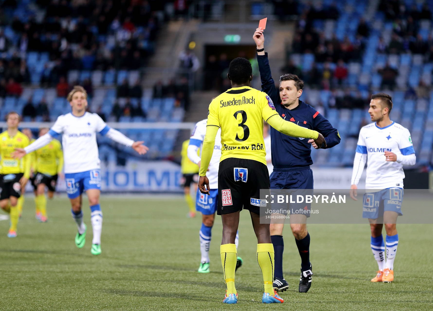 Mjällbys Gbenga Arokoyo får rött kort av domaren Bojan