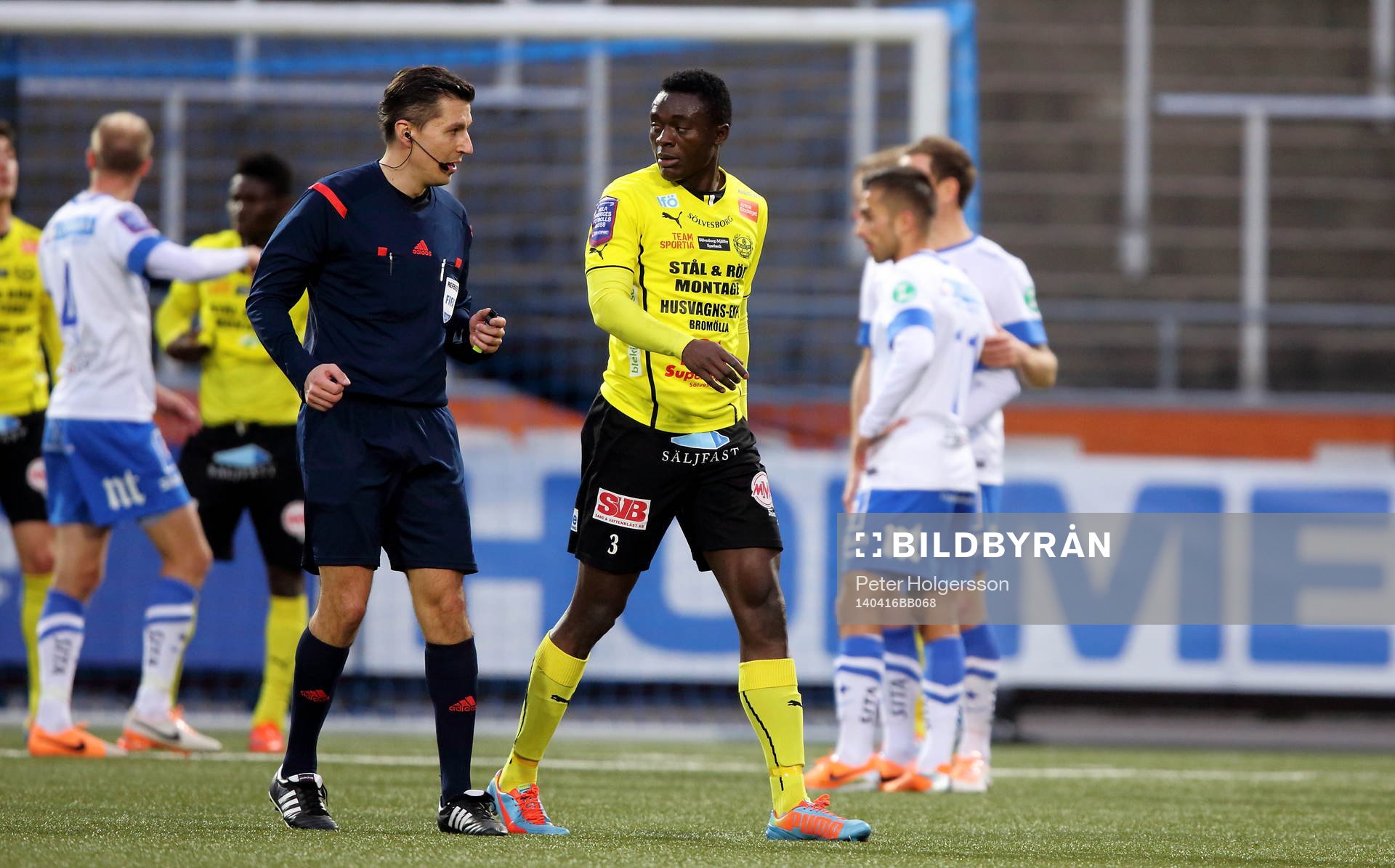 Mjällbys Gbenga Arokoyo utvisad av domare Bojan Pandzic