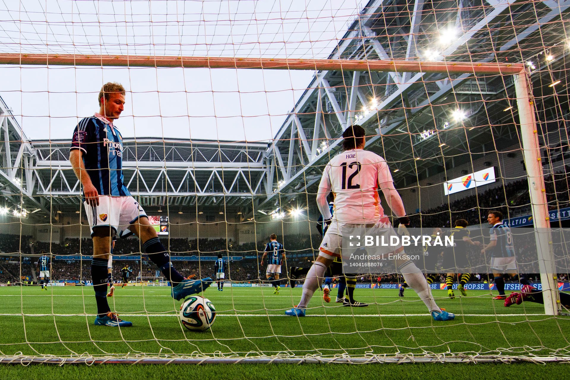 s Martin Lorentzson (ej i bild) nickar in 1-0 för AIK
