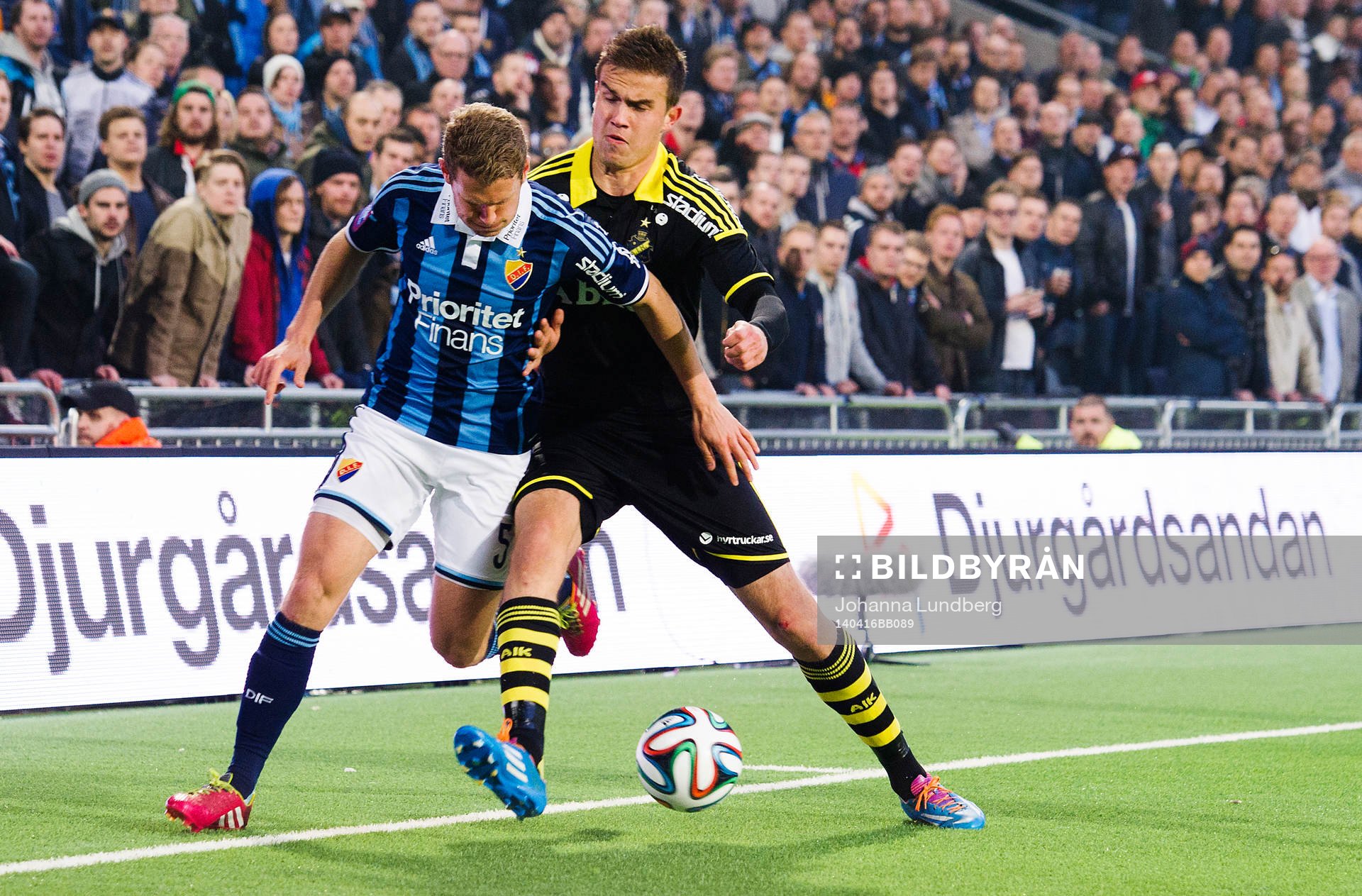 s Eero Markkanen i kamp om bollen