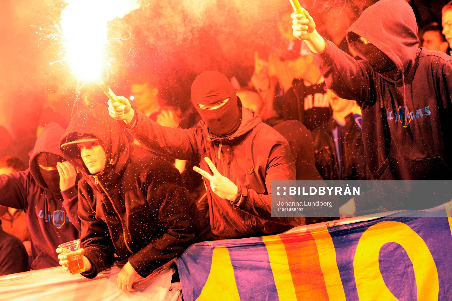 En av Djurgårdens supportrar med en bengal