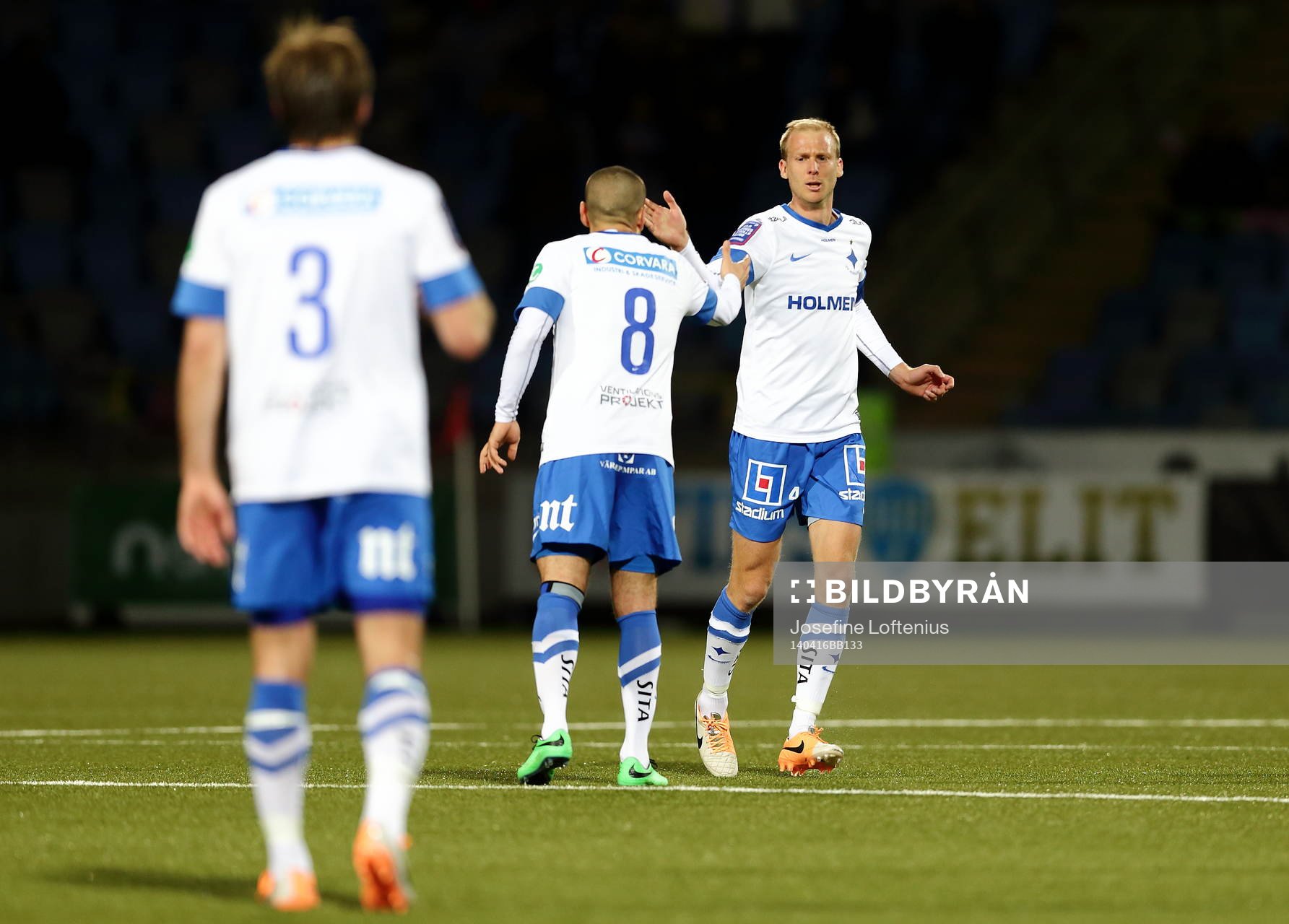 Norrköpings Andreas Johansson tackar Norrköpings Rawez Lawan efter 1-1 under fotbollsmatchen i allsvenskan mellan Norrköping och Mjällby den 16 april 2014 i Norrköping.