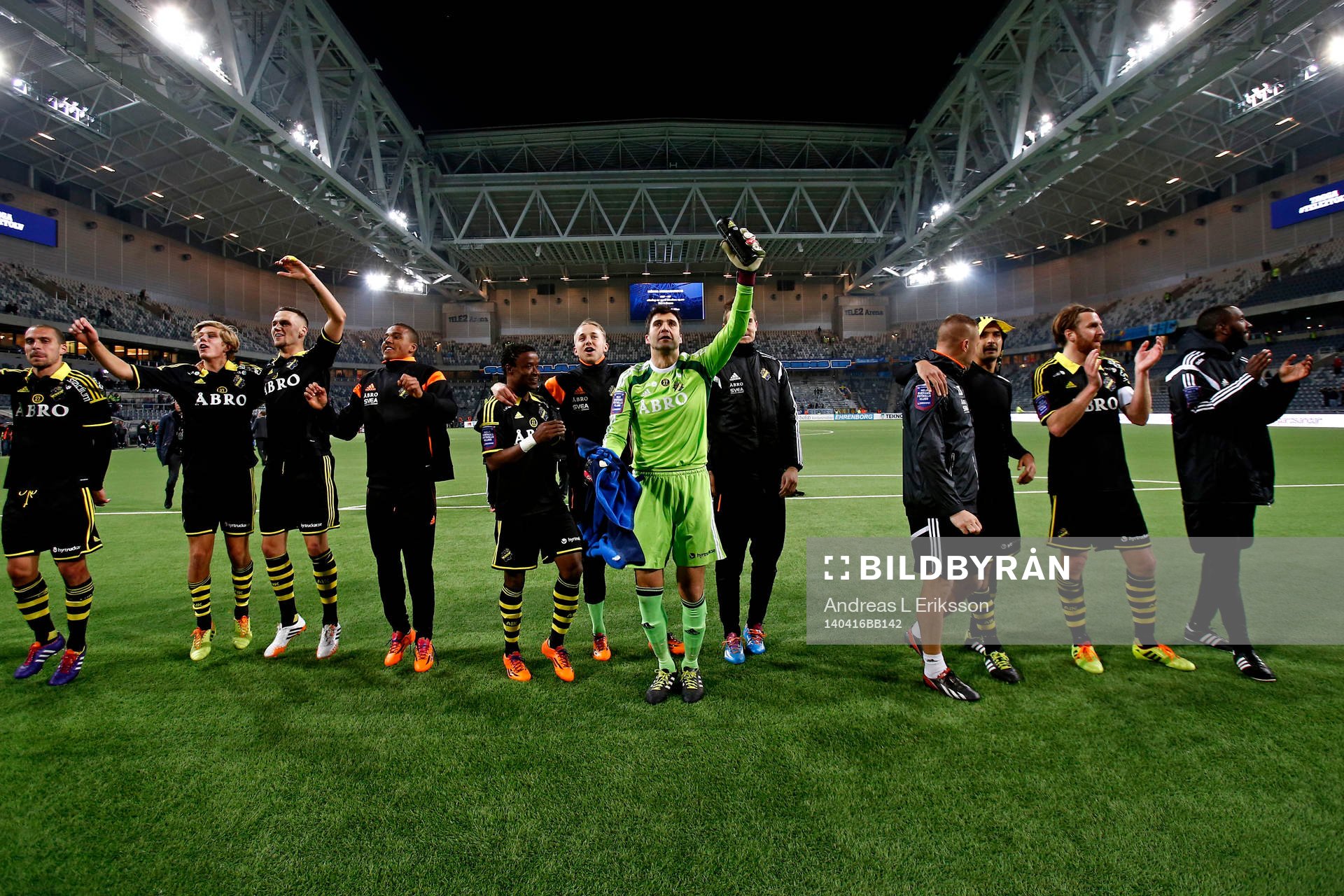 AIK:s spelare tackar publiken efter fotbollsmatchen i Allsvenskan mellan Djurgården och AIK den 16 april 2014 i Stockholm. 