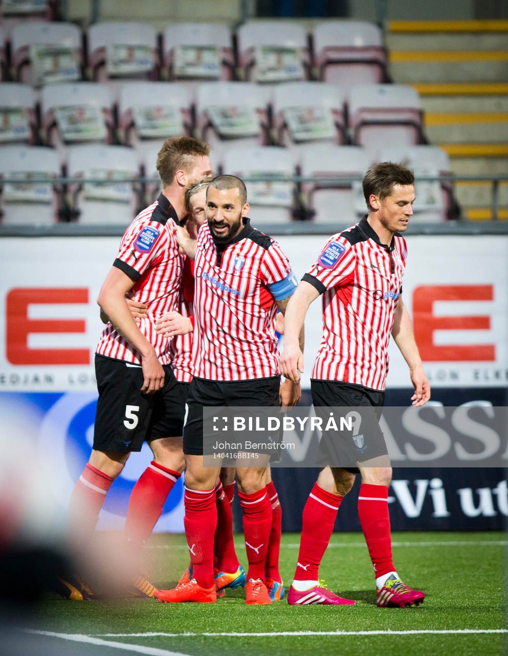 Malmö FFs Pontus Jansson gör 0-2 och jublar med Guillermo Molins under fotbollsmatchen i Allsvenskan mellan Örebro och Malmö den 16 april 2014 i Örebro.
