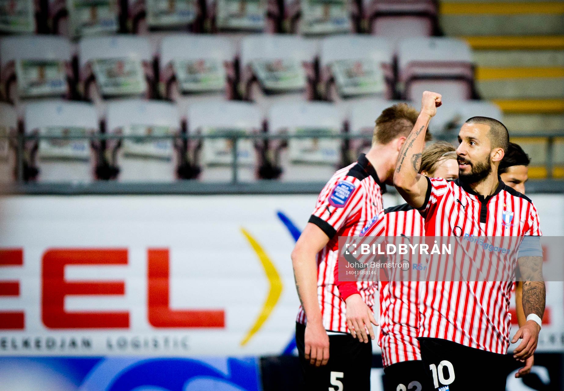 Malmö FFs Pontus Jansson gör 0-2 och jublar med Guillermo Molins under fotbollsmatchen i Allsvenskan mellan Örebro och Malmö den 16 april 2014 i Örebro.