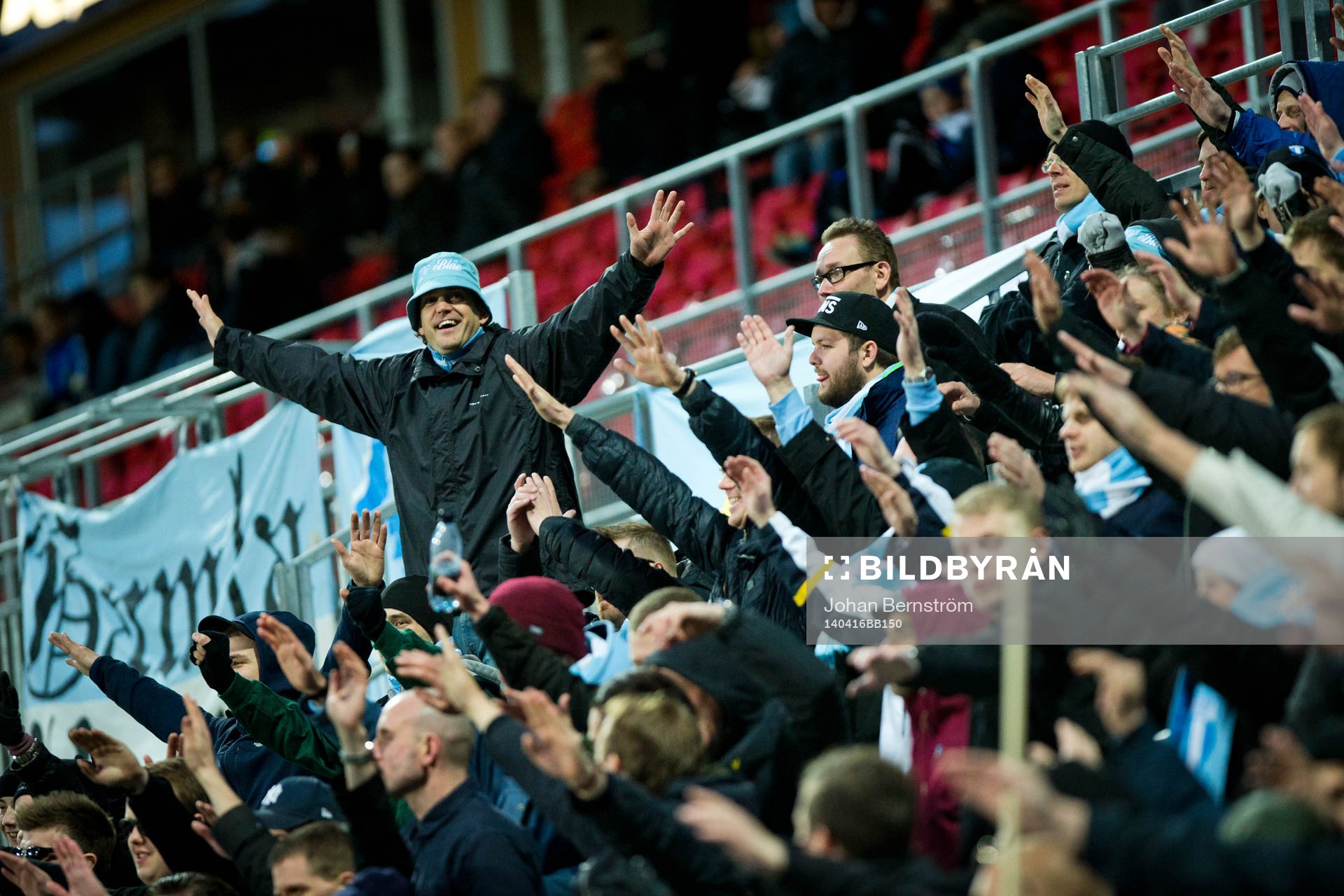Malmö FFs supportrarna jublar under fotbollsmatchen i Allsvenskan mellan Örebro och Malmö den 16 april 2014 i Örebro.