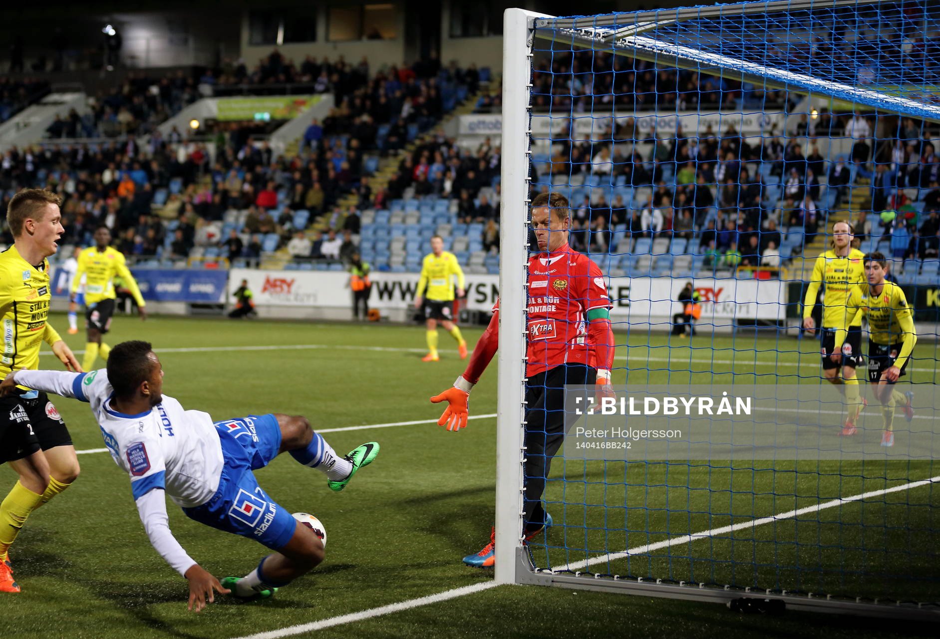 Norrköpings Isaac Kiese Thelin faller mellan Mjällbys