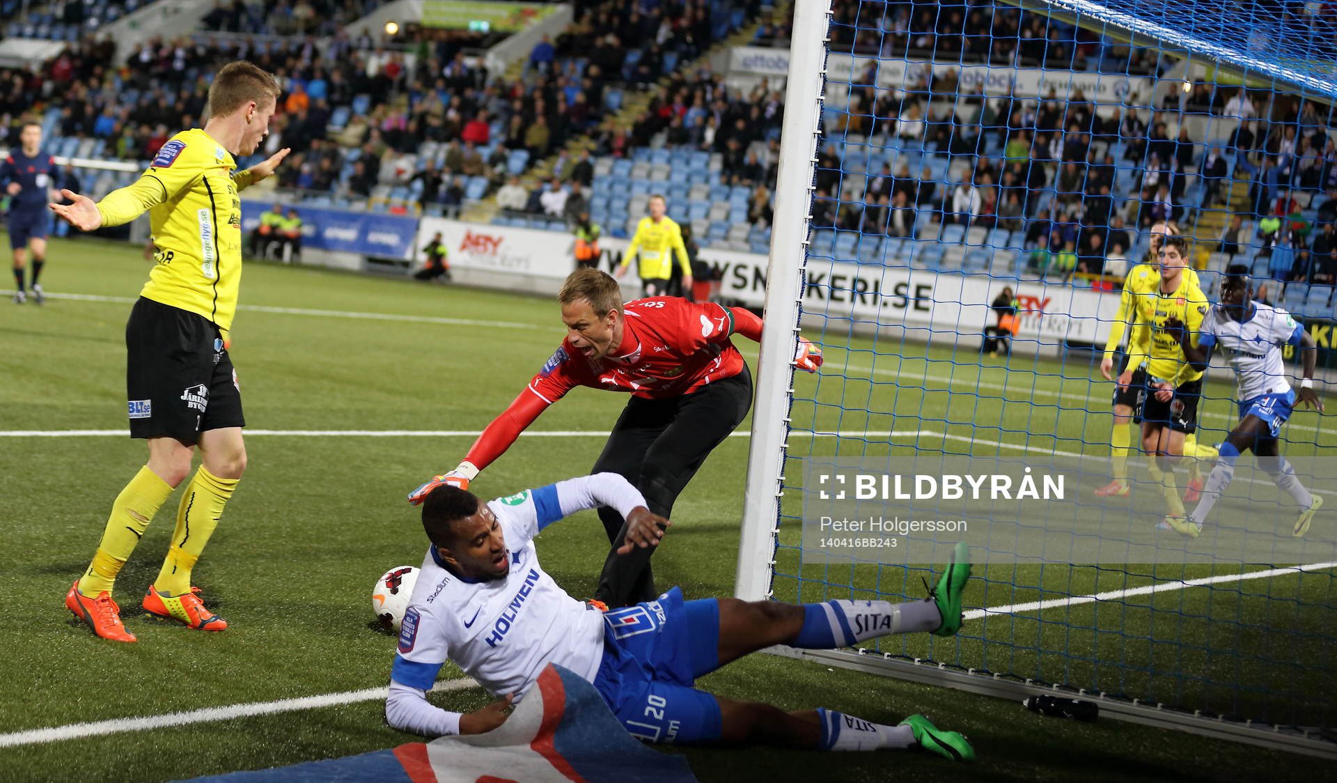 Norrköpings Isaac Kiese Thelin faller mellan Mjällbys Viktor Agardius och målvakt Mattias Asper under fotbollsmatchen i allsvenskan mellan Norrköping och Mjällby den 16 april 2014 i Norrköping.