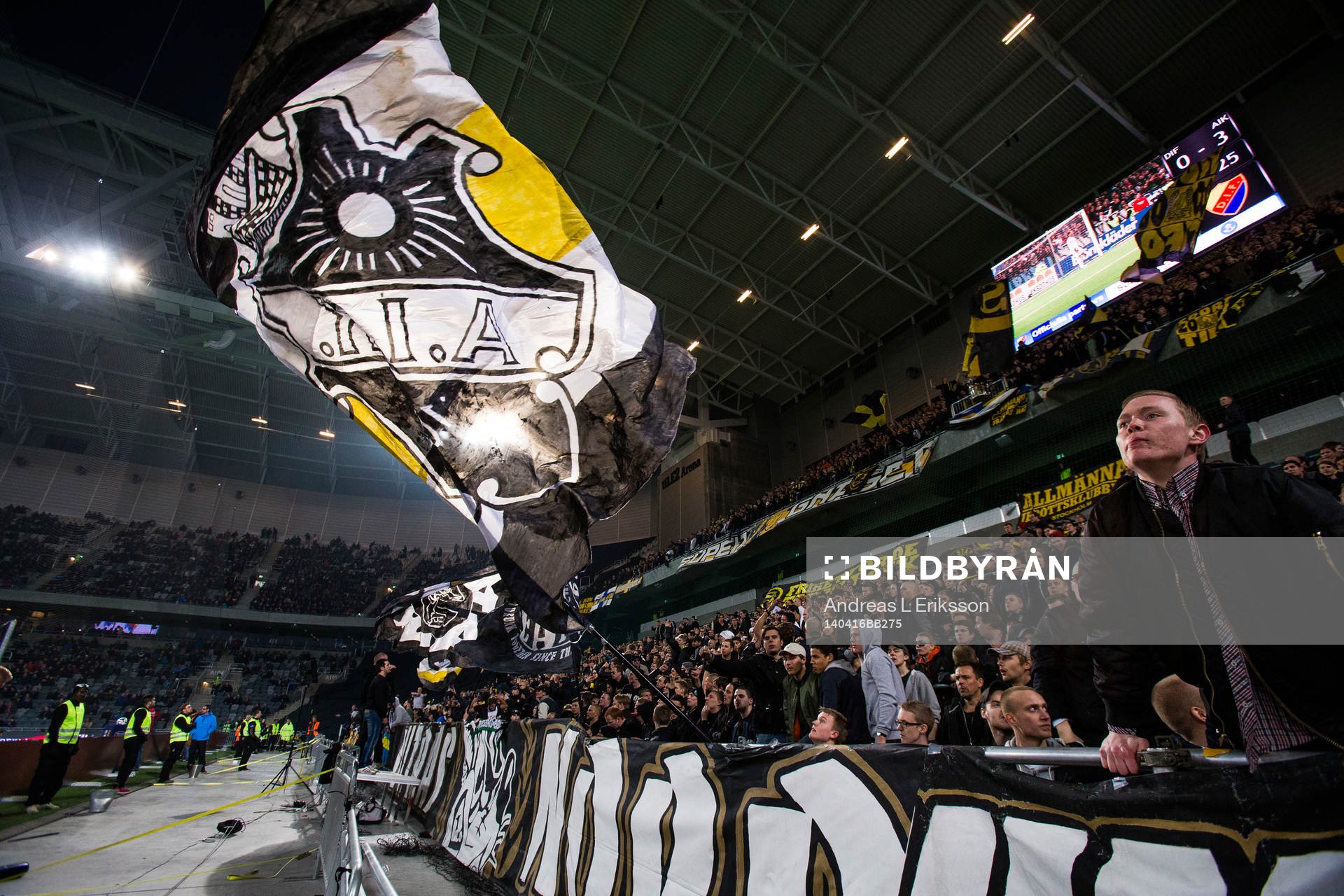 s supportrar med en flagga