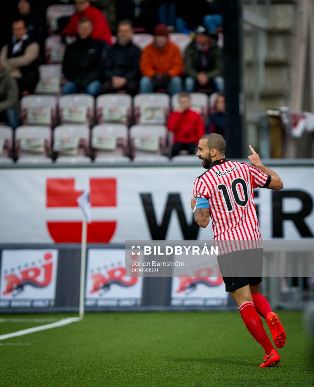 Malmö FFs Guillermo Molins gör 1-0 på Örebros målvakt
