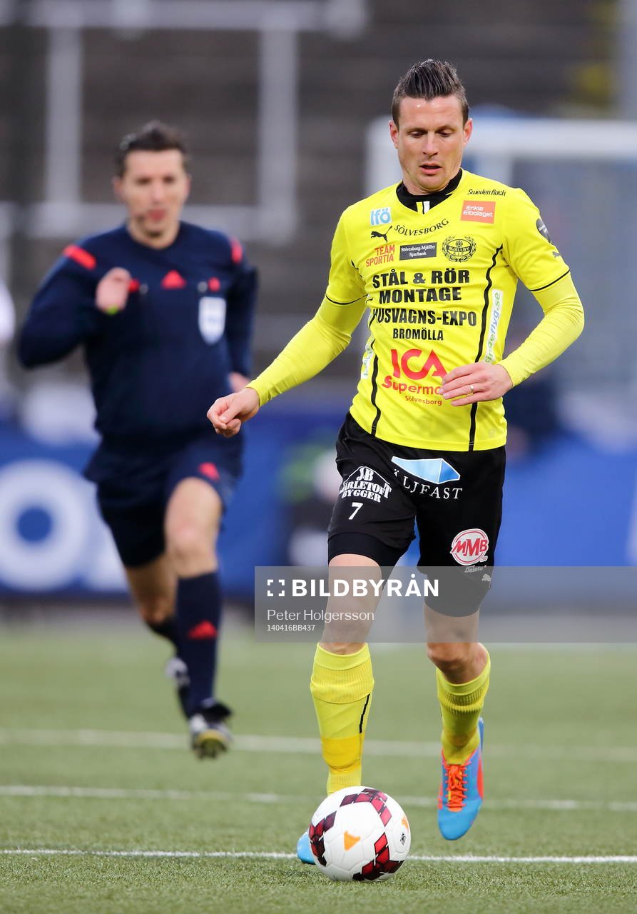 domare Bojan Pandzic och Mjällbys Kristian Haynes