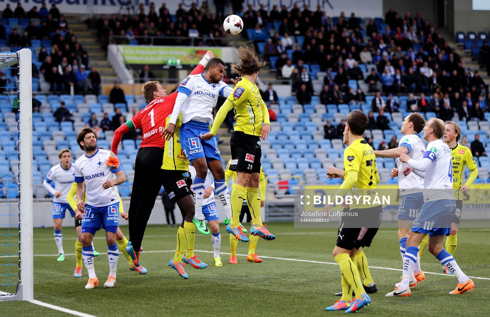 Mjällbys målvakt Mattias Asper räddar en hörna