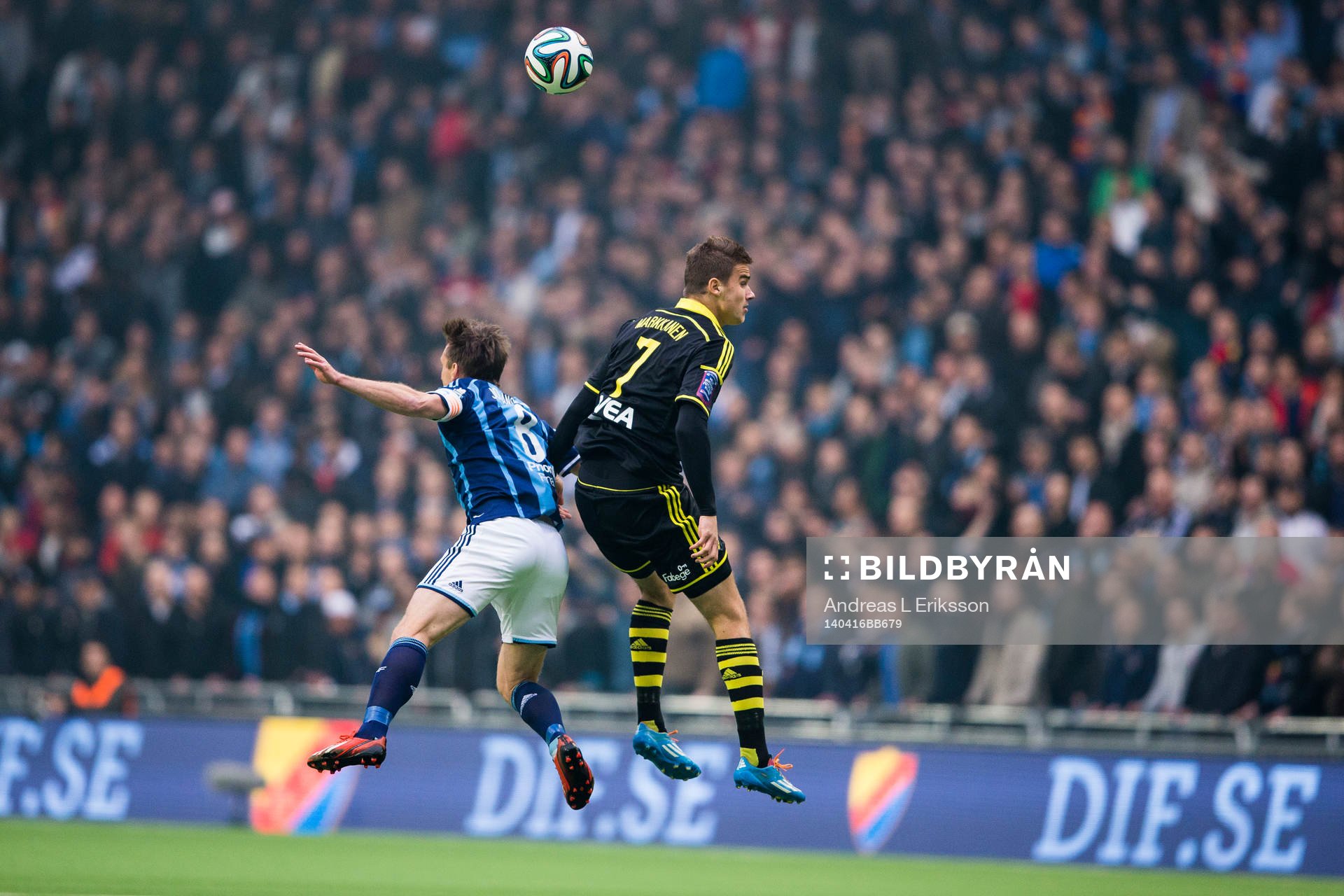 Djurgårdens Andreas Johansson och AIK:s Eero Markkanen i en nickduell under fotbollsmatchen i Allsvenskan mellan Djurgården och AIK den 16 april 2014 i Stockholm.