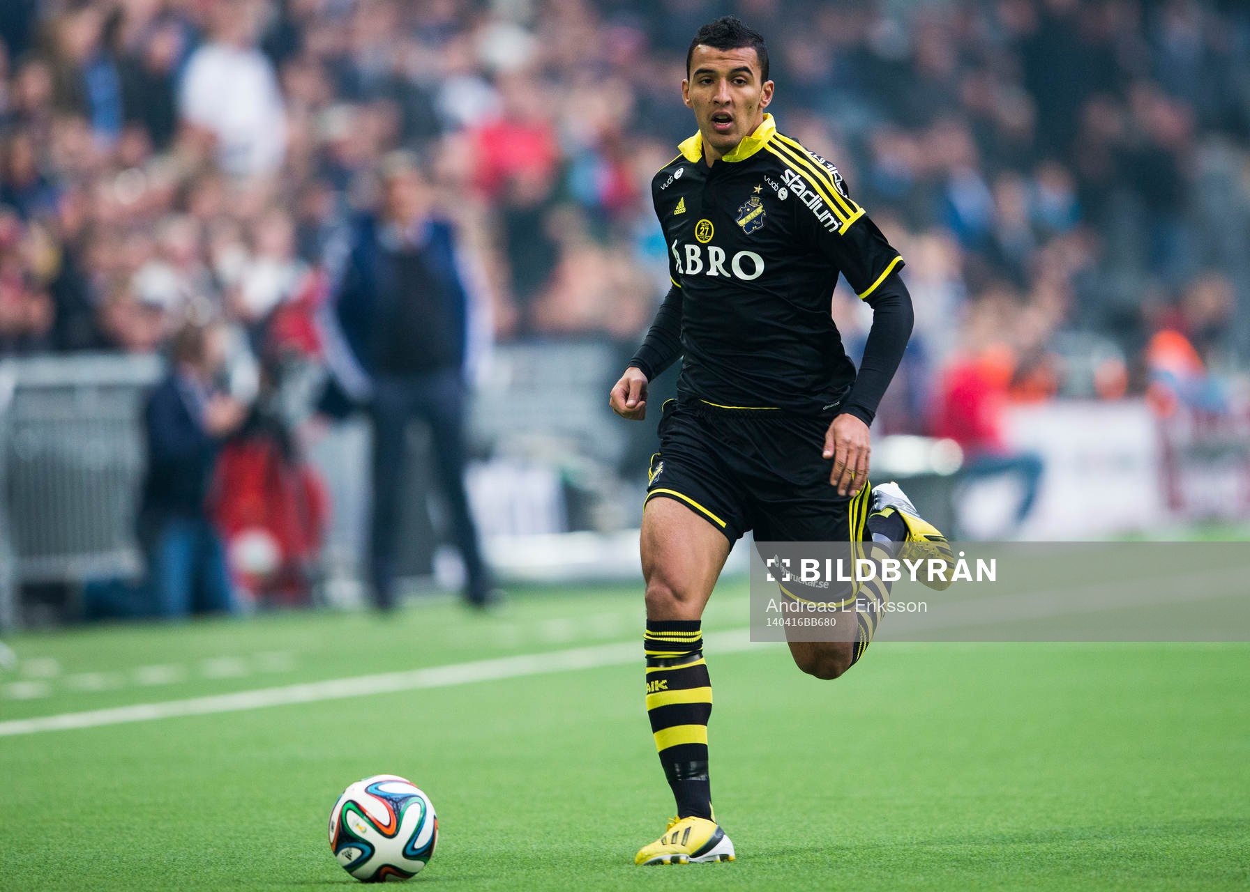 s Nabil Bahoui med bollen