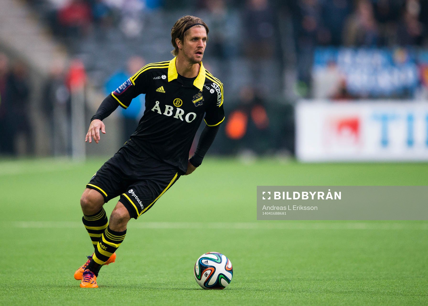 s Martin Lorentzson med bollen